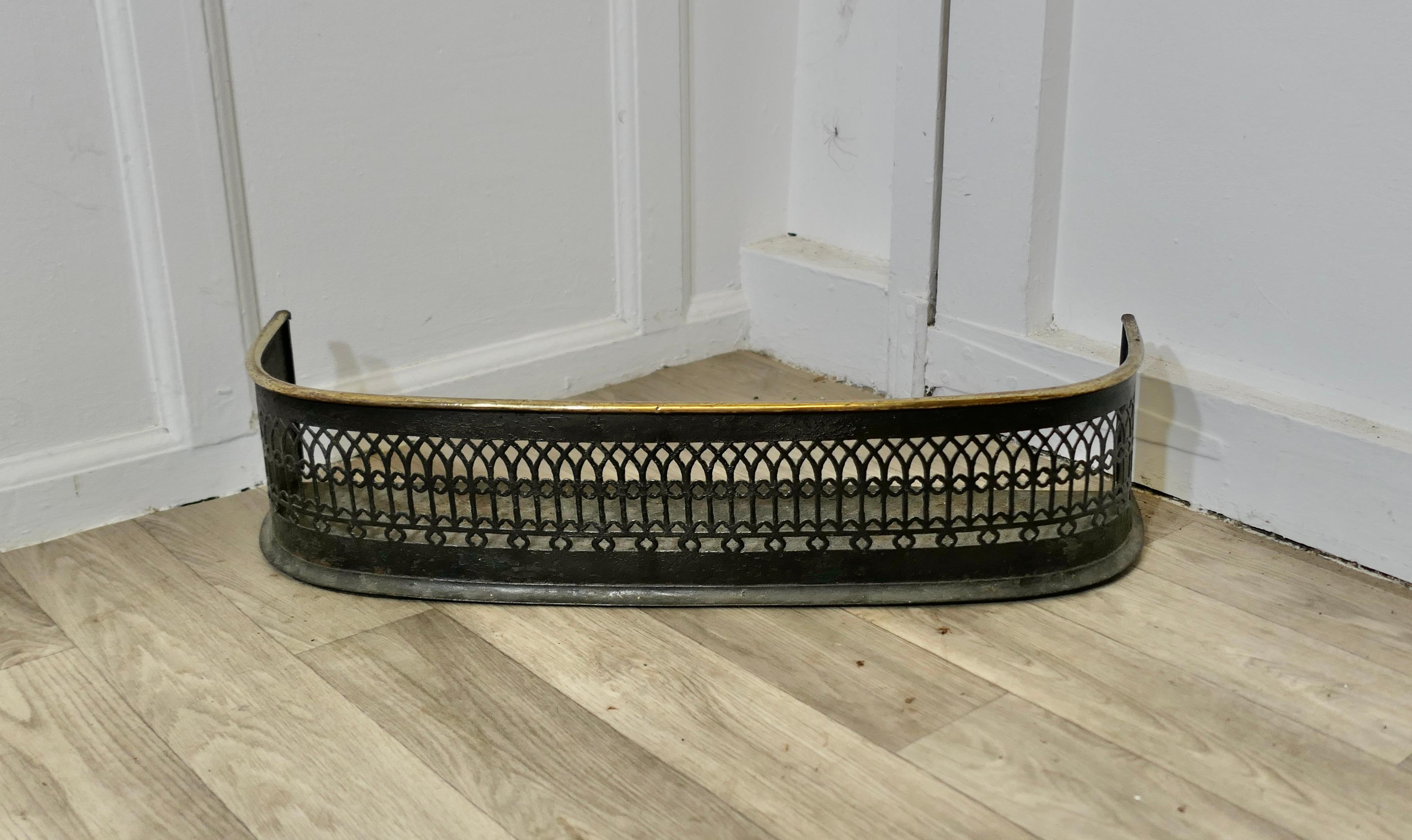 Petit garde-boue victorien en laiton et fer percé  
 
Un garde-boue ancien de style victorien, avec une décoration gothique percée sur le cadre en fer, le garde-boue est en bon état. 
Le garde-boue a une hauteur de 5