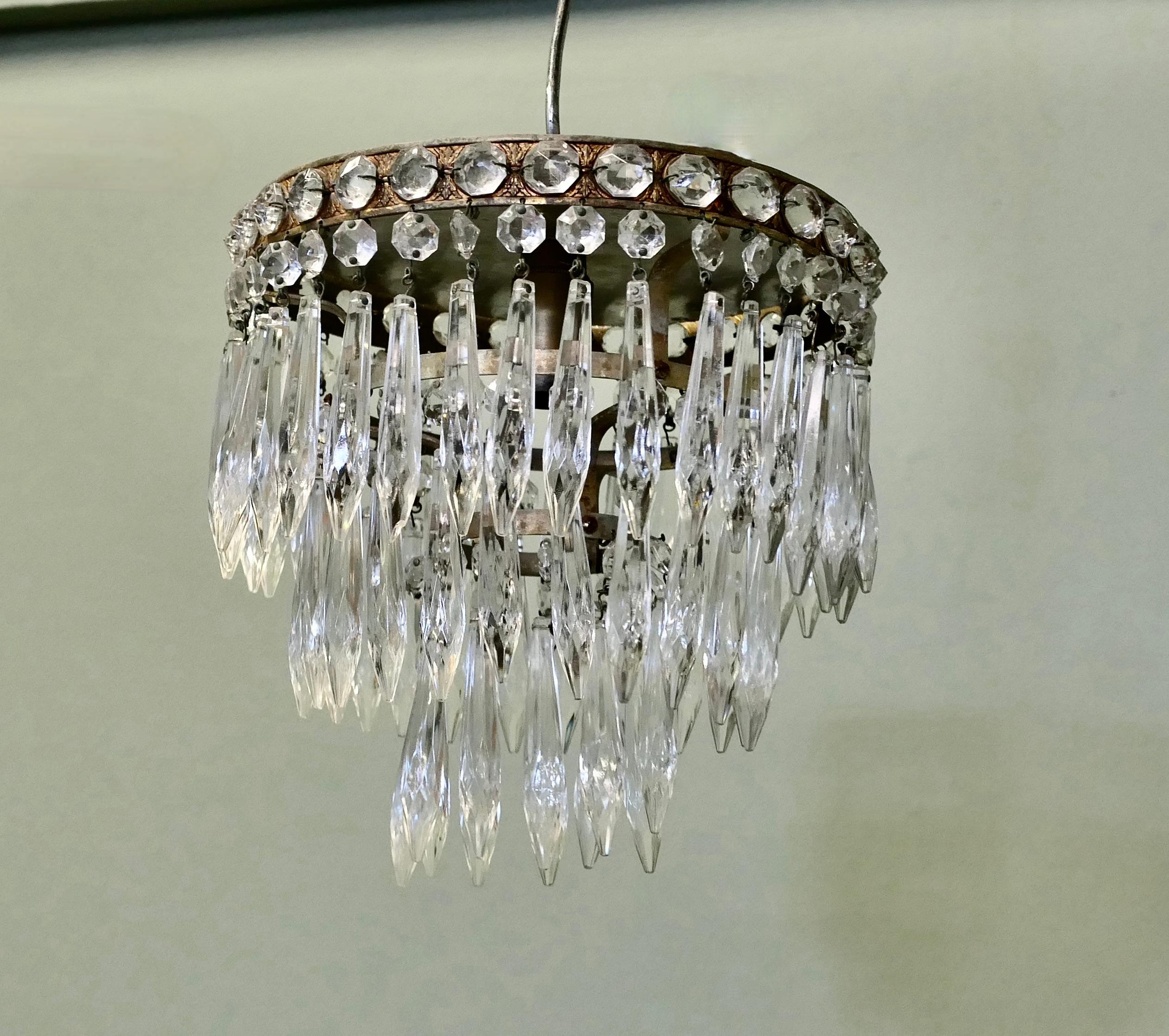 Art déco Un lustre à pendentif en forme de petite cascade en vente