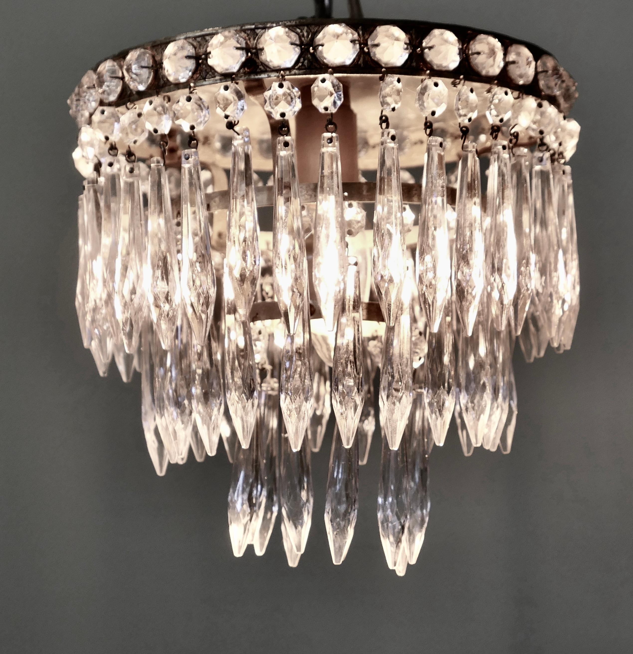 Un lustre à pendentif en forme de petite cascade Bon état - En vente à Godshill, Isle of Wight