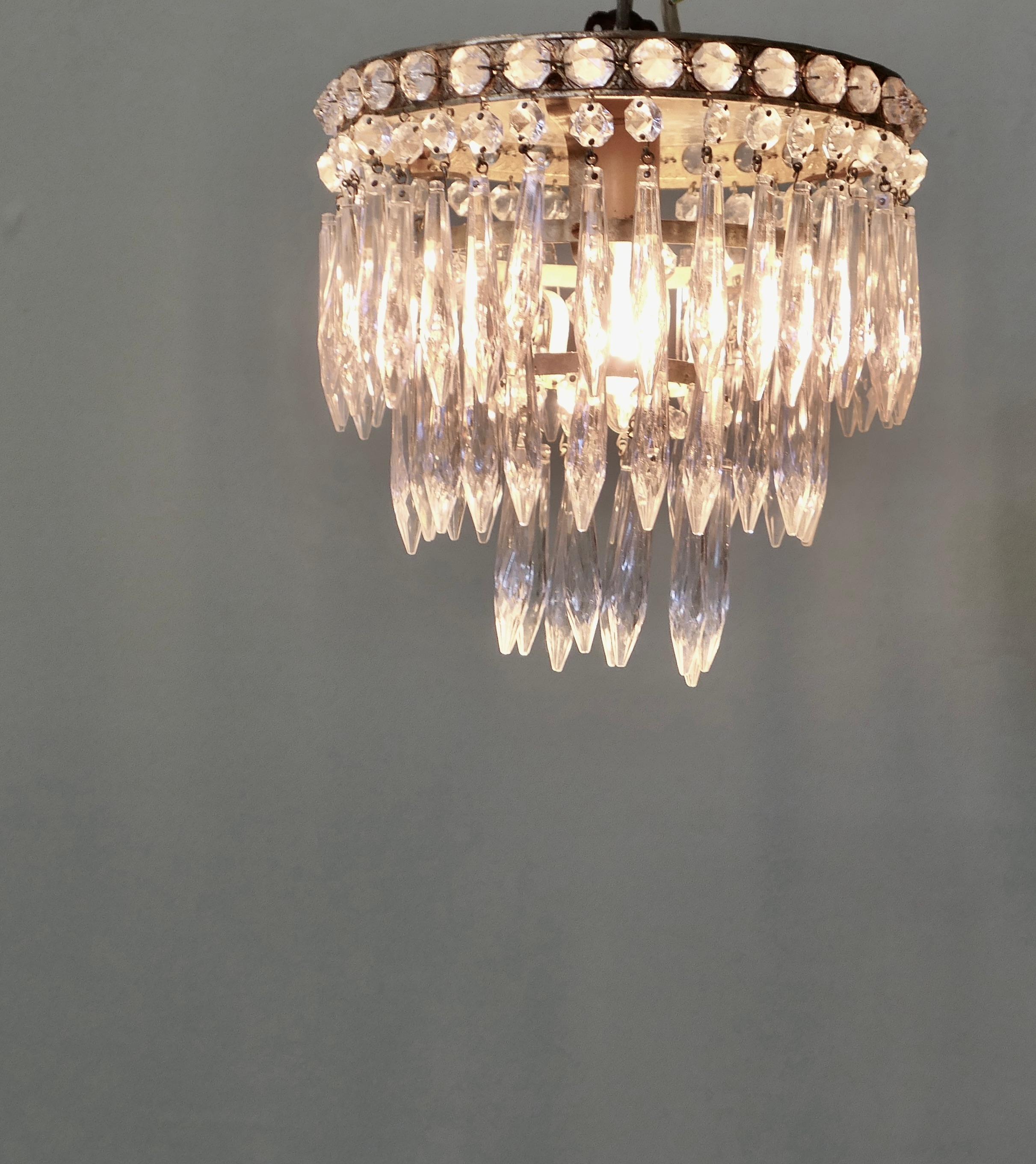 Début du 20ème siècle Un lustre à pendentif en forme de petite cascade en vente