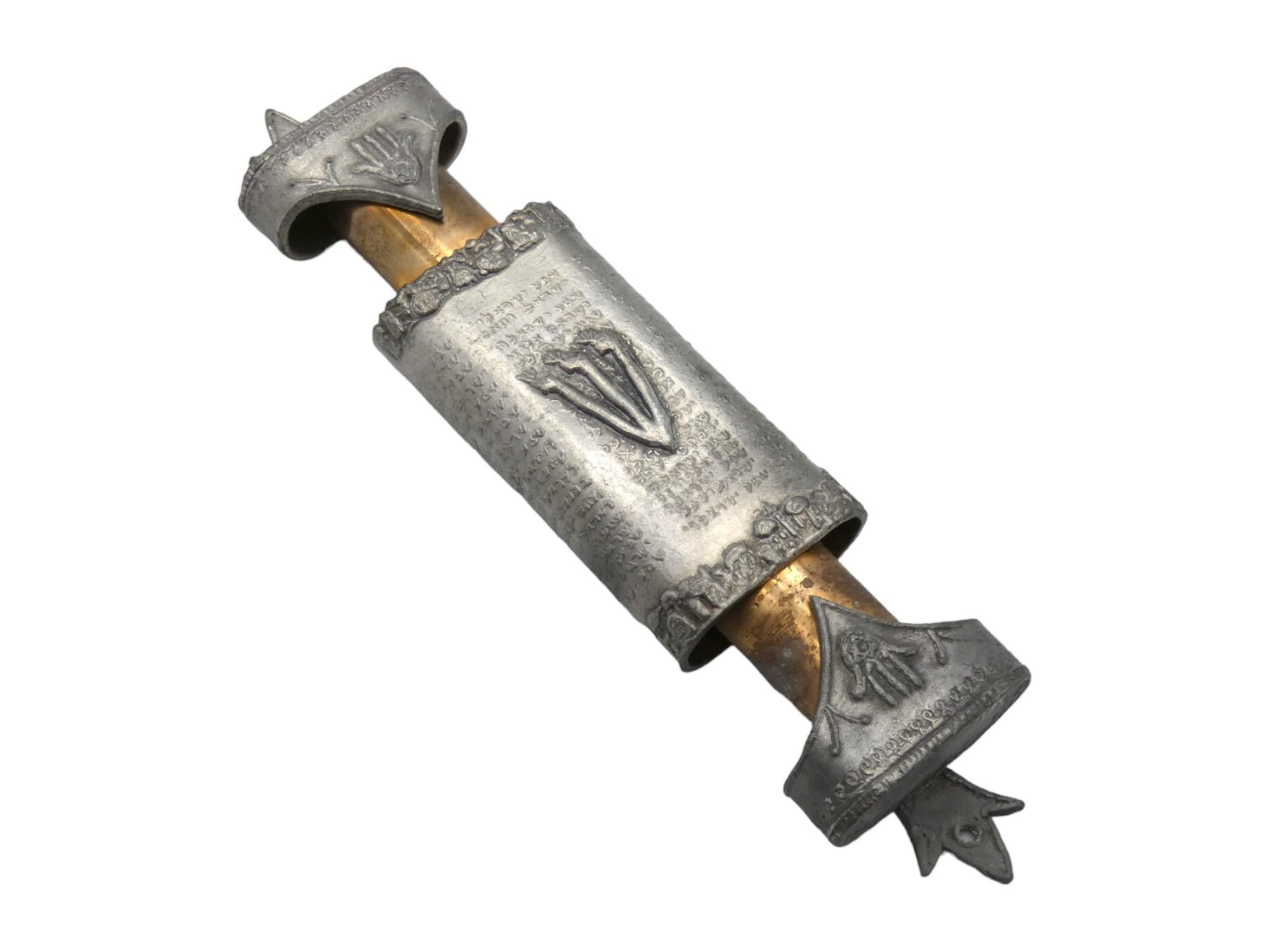 Boîtier de Mezuzah en étain raffiné et en cuivre fabriqué par Shalom Bodner aux États-Unis au XXe siècle.

Shalom Bodner (1932-) Né en Tchécoslovaquie, Bodner a immigré en Israël en 1949. Il a étudié la peinture et la sculpture à l'Académie d'art de