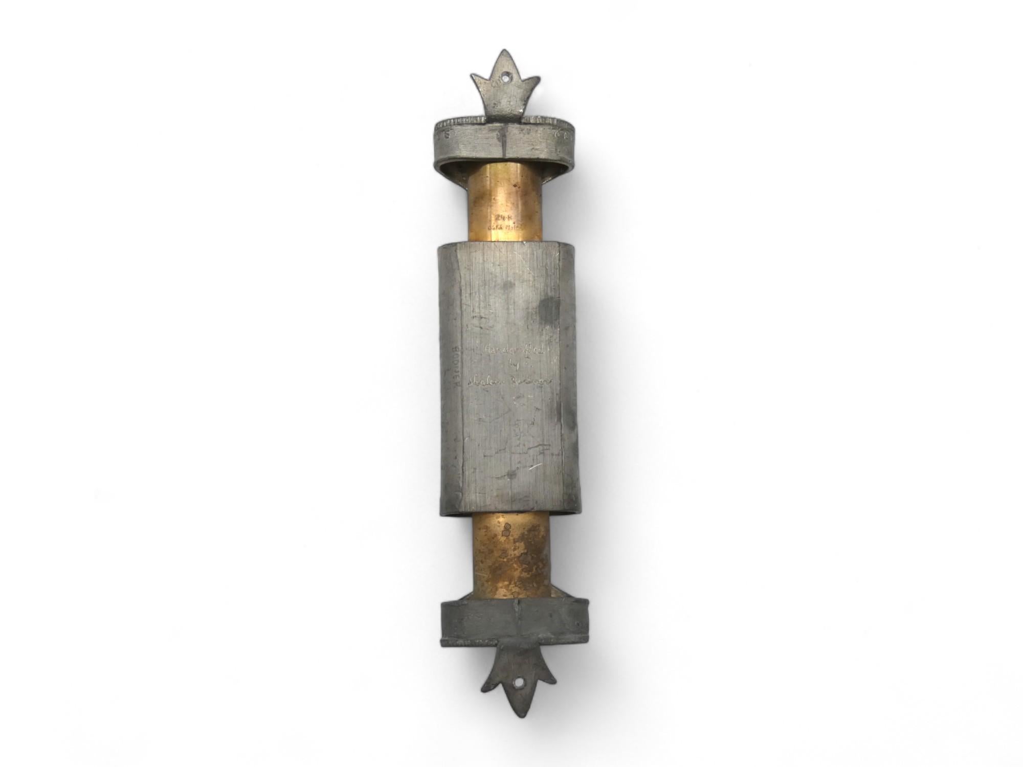 Étui Mezuzah en étain et cuivre de Shalom Bodner, États-Unis 20e siècle Bon état - En vente à New York, NY