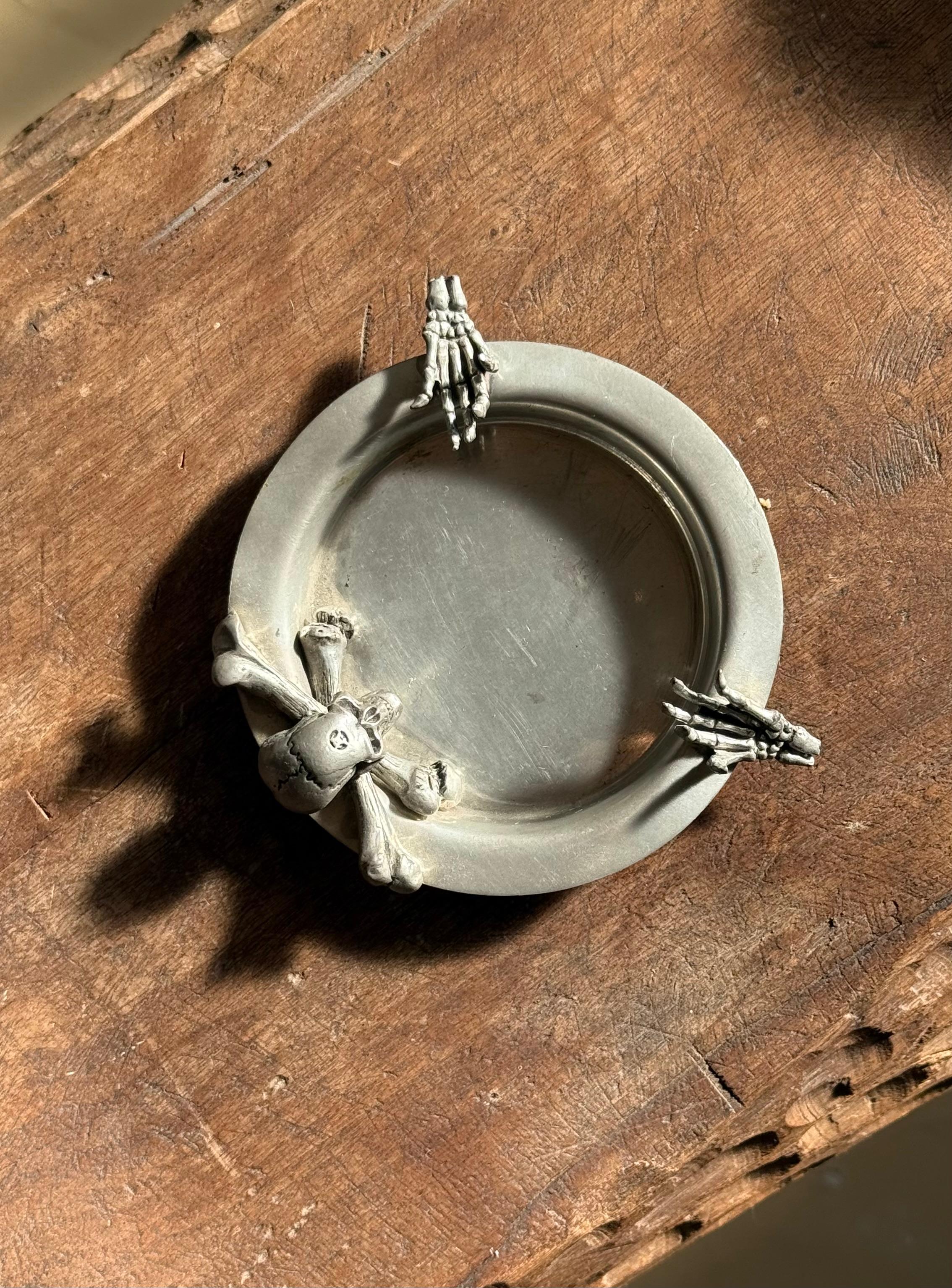 A pewter ashtray ft. skeleton skull and crossbones by Alchemy, 20th century For Sale 4