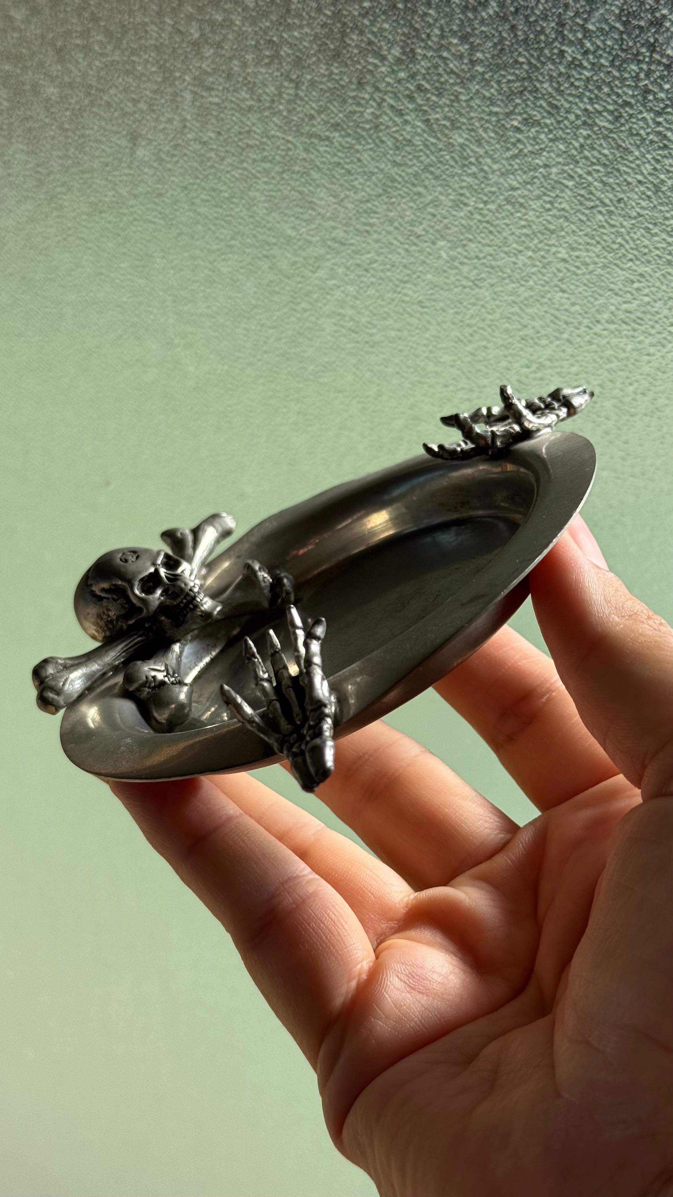 A pewter ashtray ft. skeleton skull and crossbones by Alchemy, 20th century For Sale 7