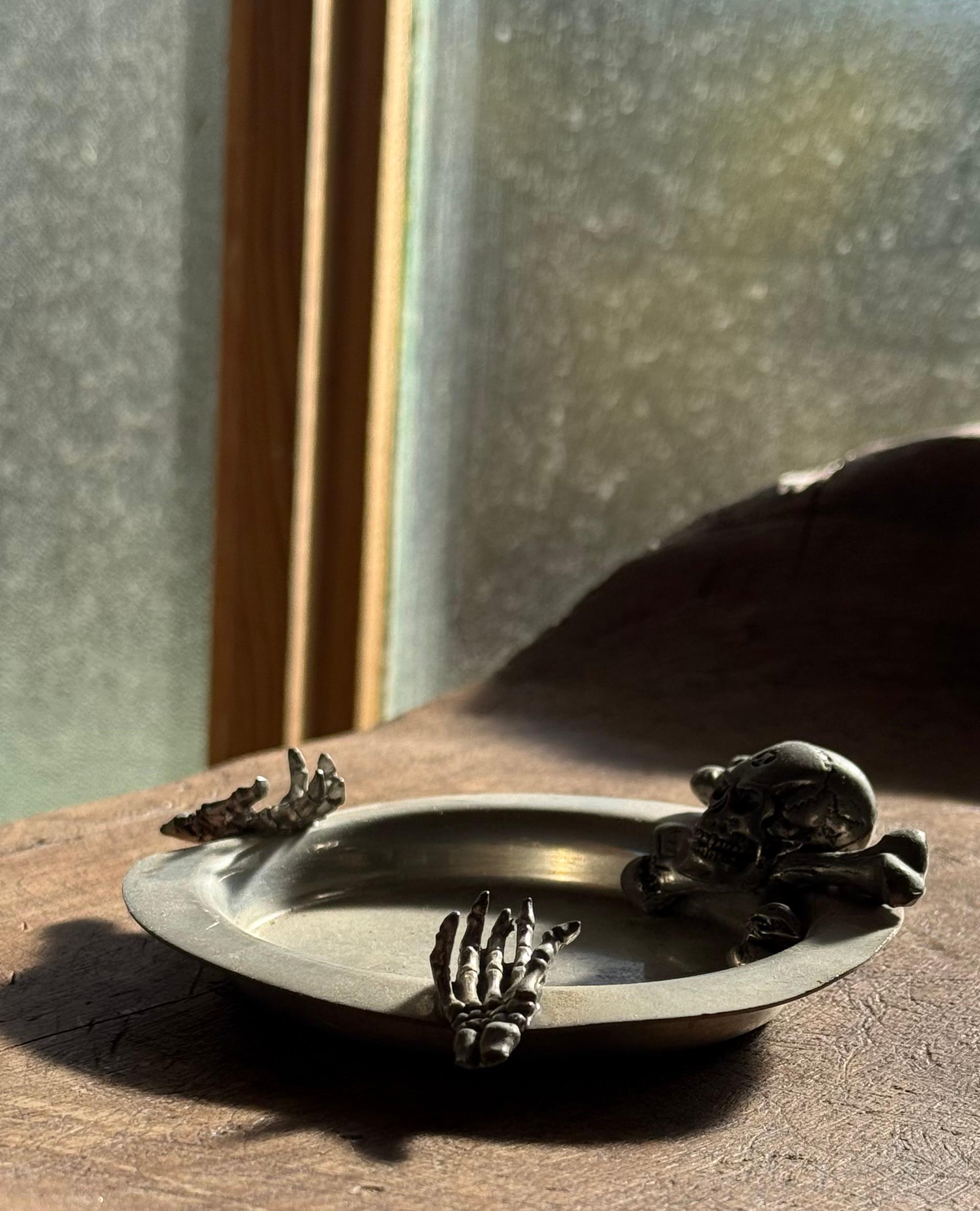A pewter ashtray ft. skeleton skull and crossbones by Alchemy, 20th century For Sale 8