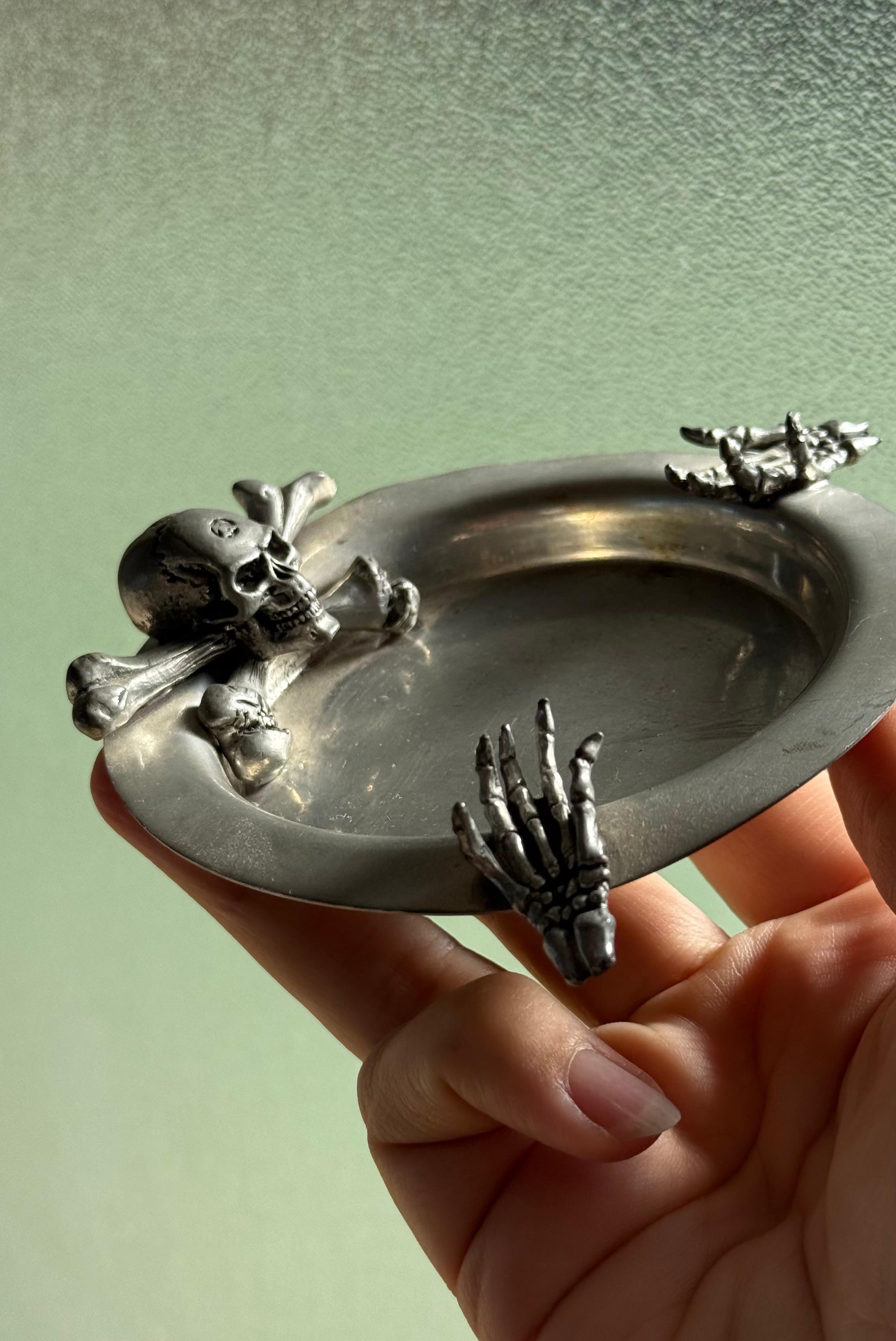 A pewter ashtray ft. skeleton skull and crossbones by Alchemy, 20th century For Sale 12