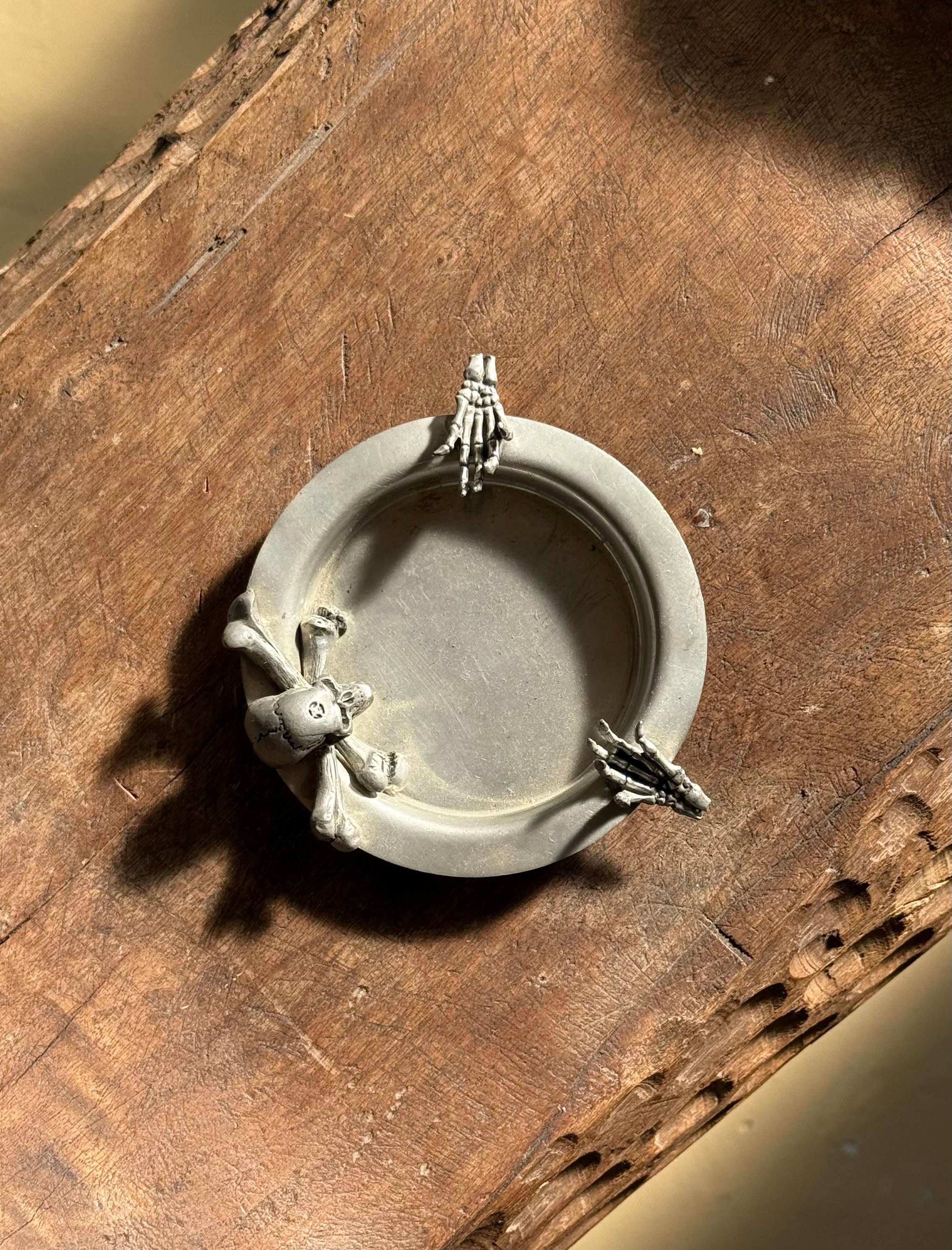 English A pewter ashtray ft. skeleton skull and crossbones by Alchemy, 20th century For Sale
