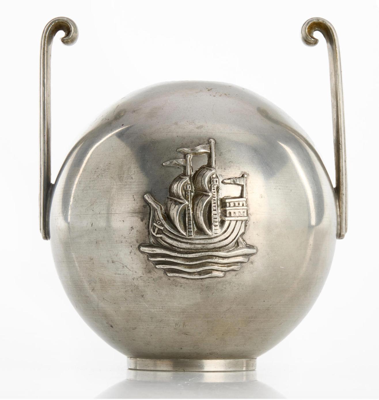  Vaso in peltro di C.G Hallberg, Stoccolma 1929, con decorazione a rilievo di navi. 