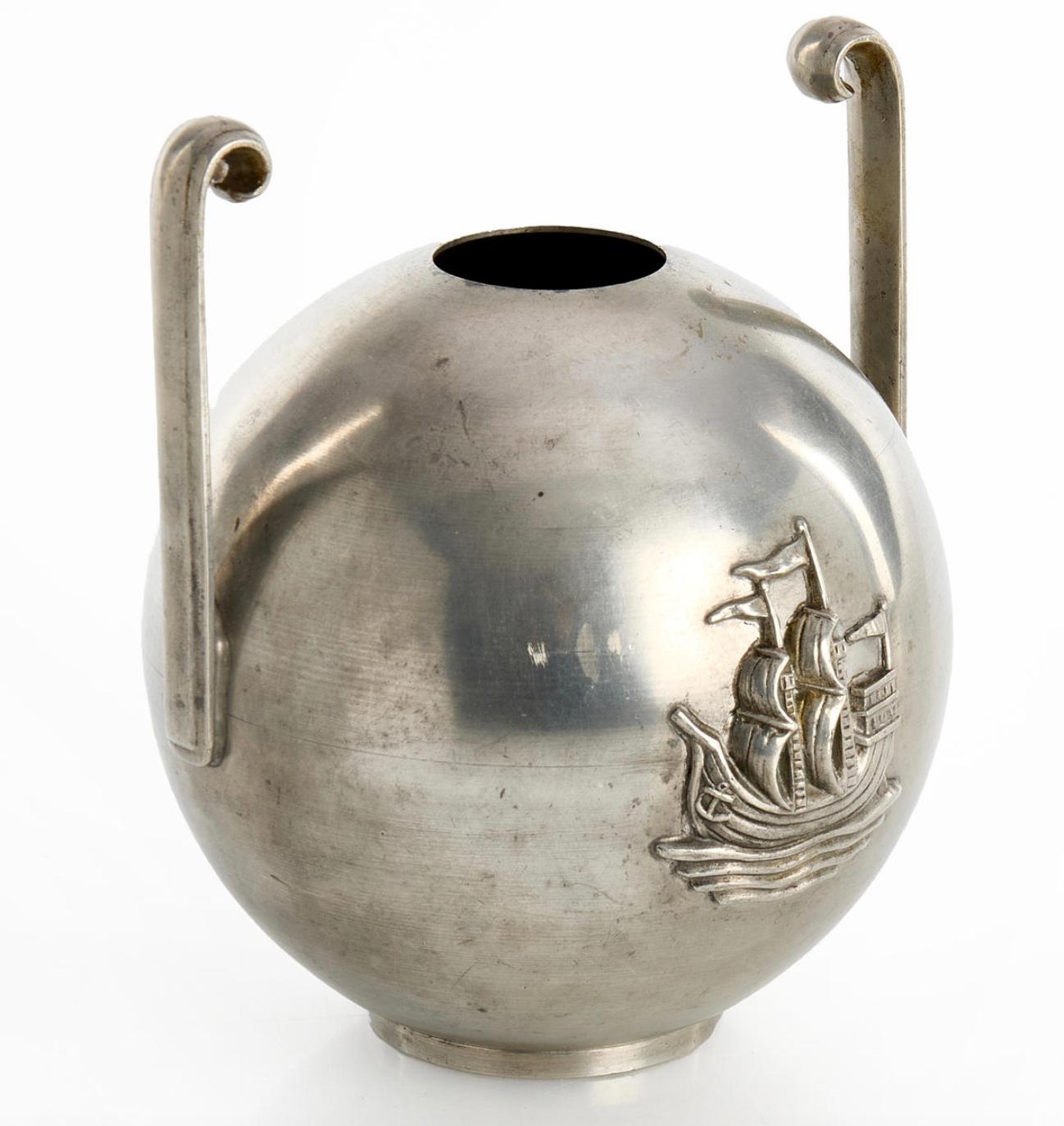 Scandinavo moderno Un vaso di peltro di C.G Hallberg, Stoccolma 1929 in vendita