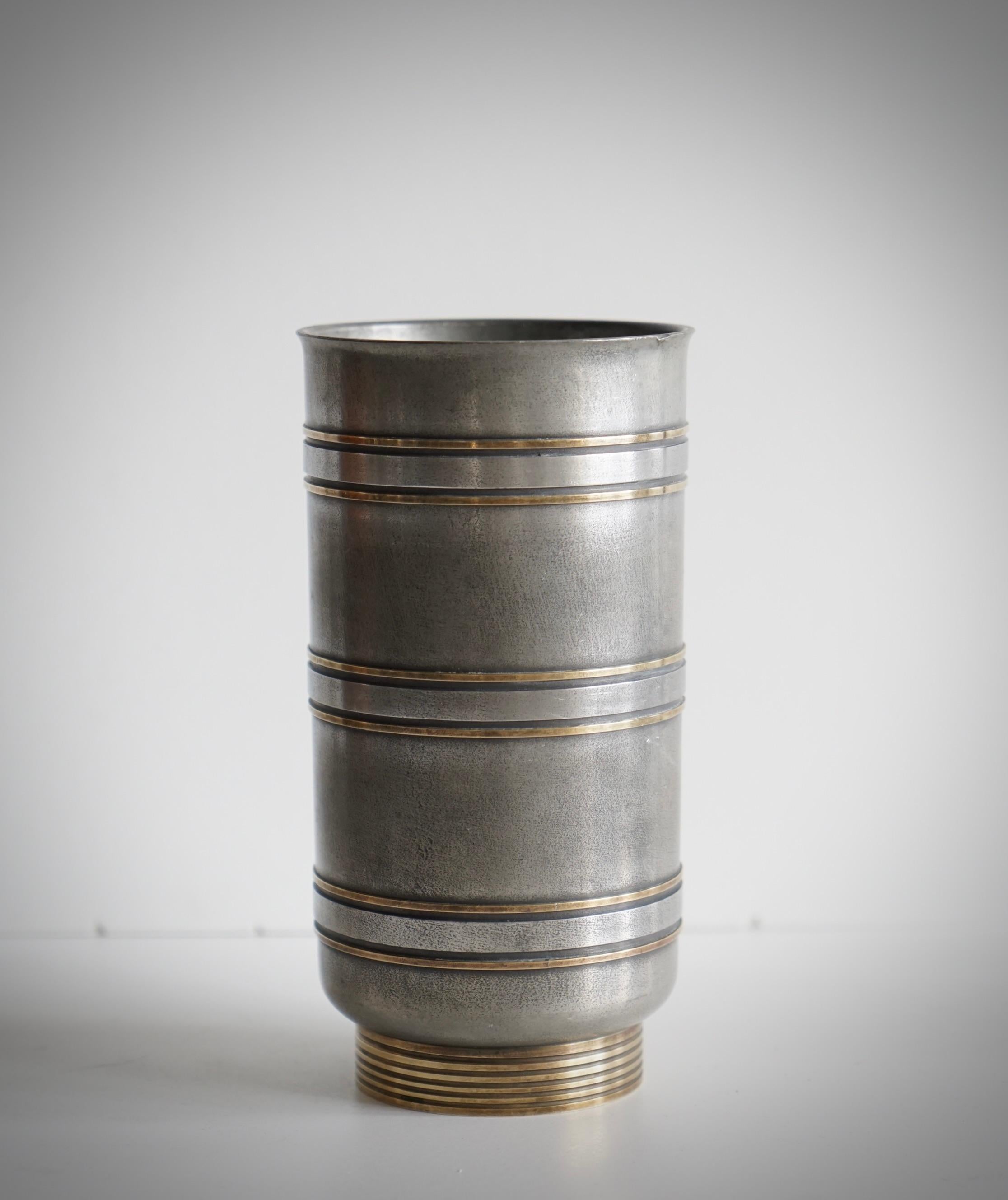 Scandinavo moderno Un vaso di peltro di Edvin Ollers (1888-1959). in vendita