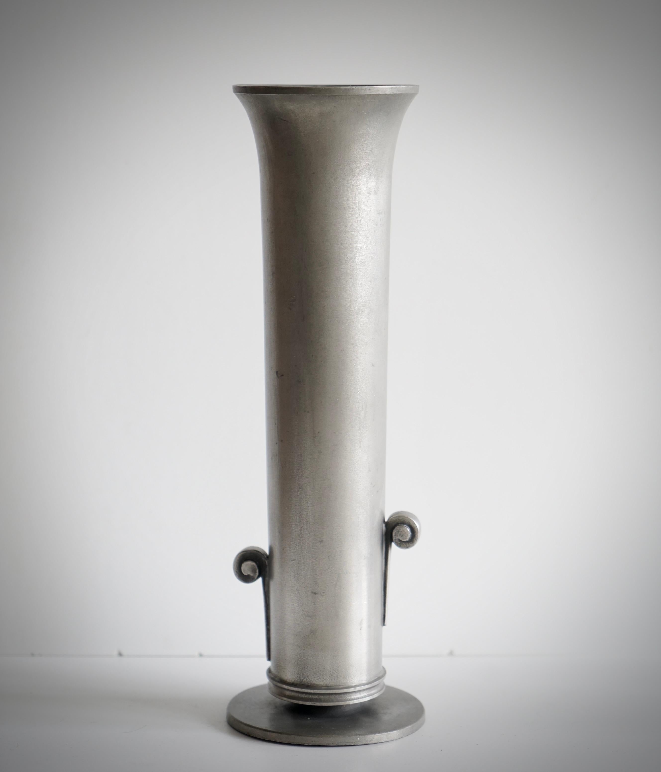 Scandinavo moderno Un vaso di peltro di Edvin Ollers (1888-1959) in vendita