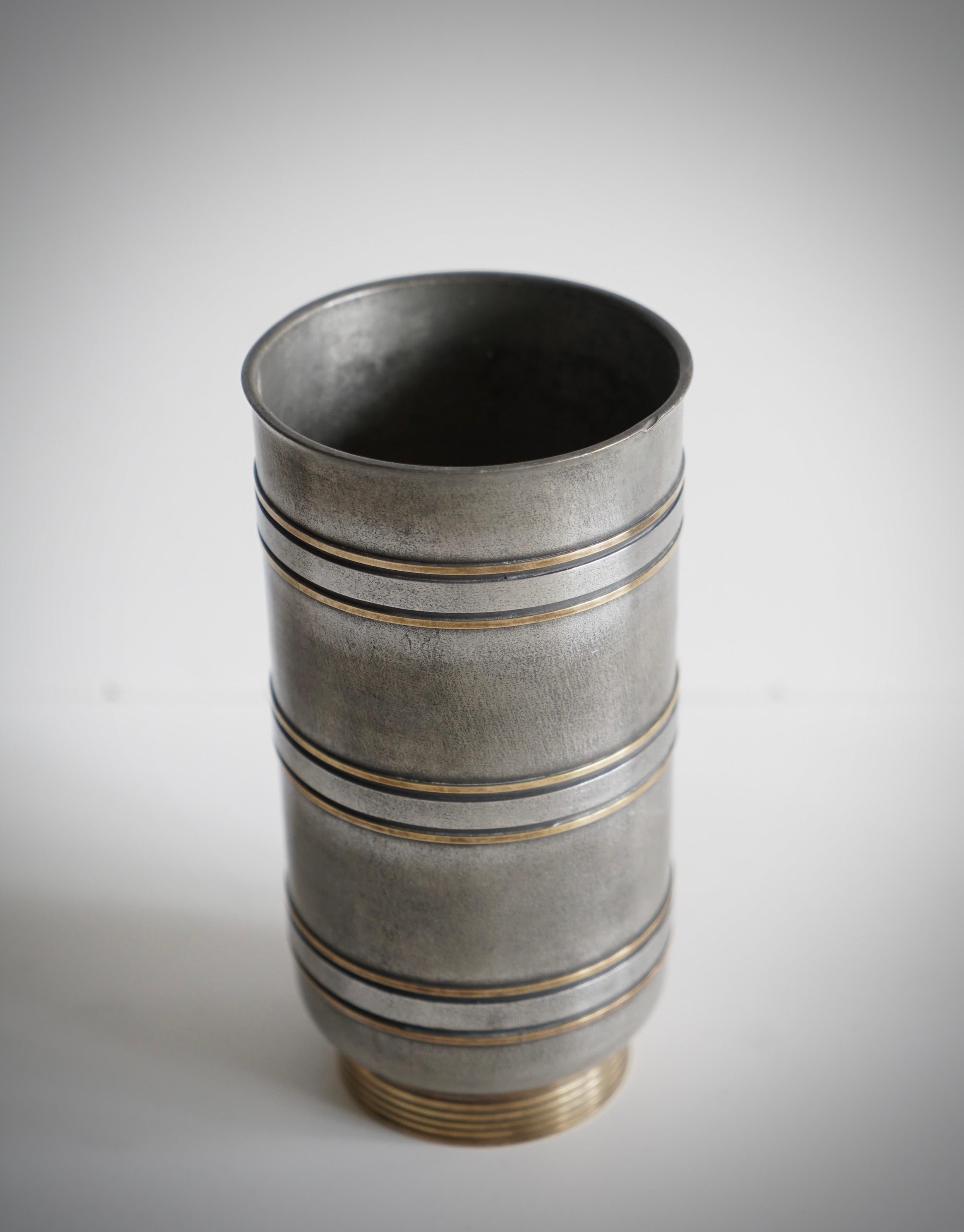 Svedese Un vaso di peltro di Edvin Ollers (1888-1959). in vendita