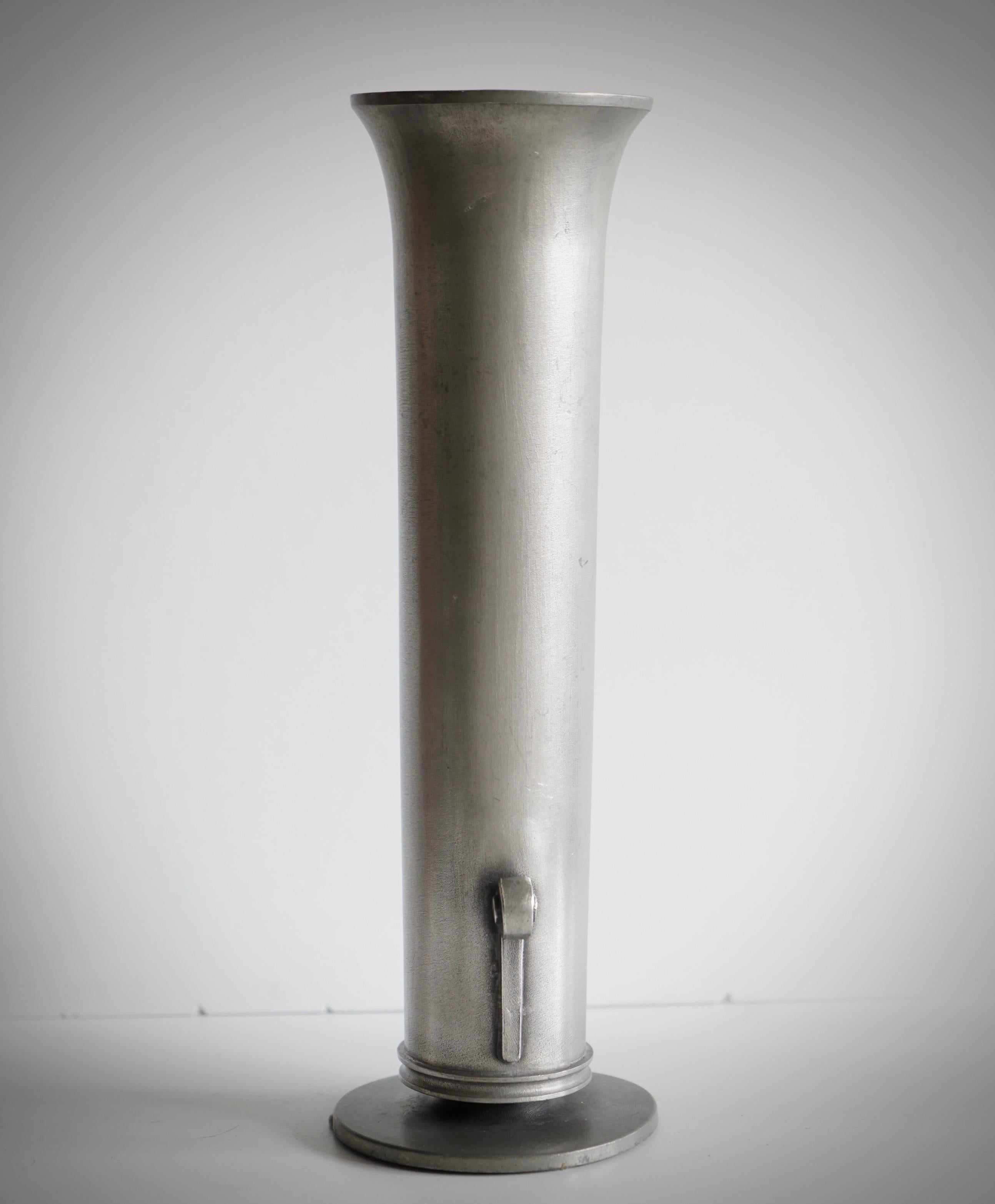 Svedese Un vaso di peltro di Edvin Ollers (1888-1959) in vendita