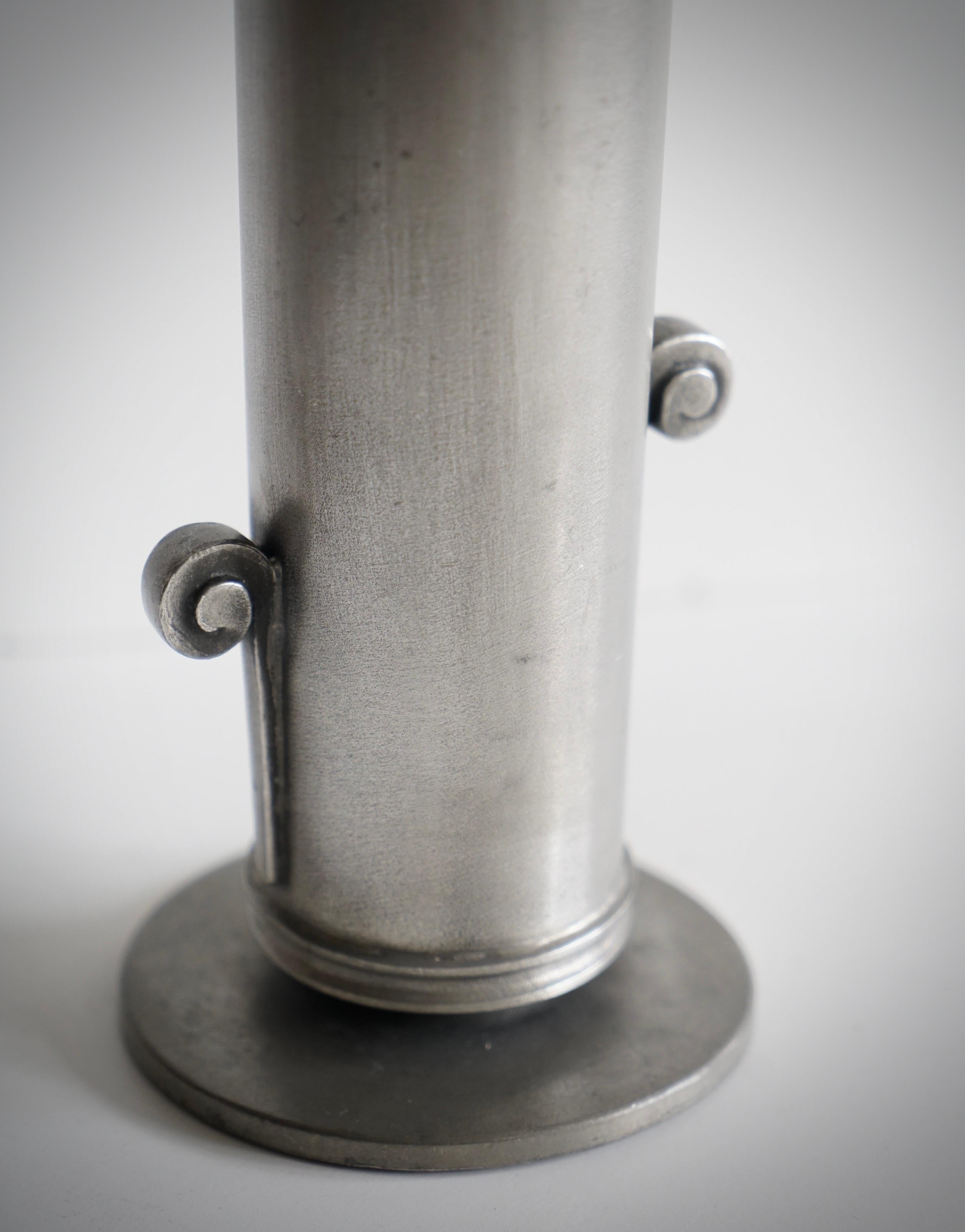 Metà XX secolo Un vaso di peltro di Edvin Ollers (1888-1959) in vendita