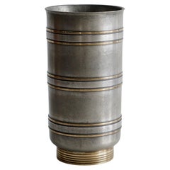Un vase en étain d'Edvin Ollers (1888-1959).