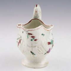 Un bote de crema con asa de lamprea de porcelana de Liverpool de Philip Christian, c1775