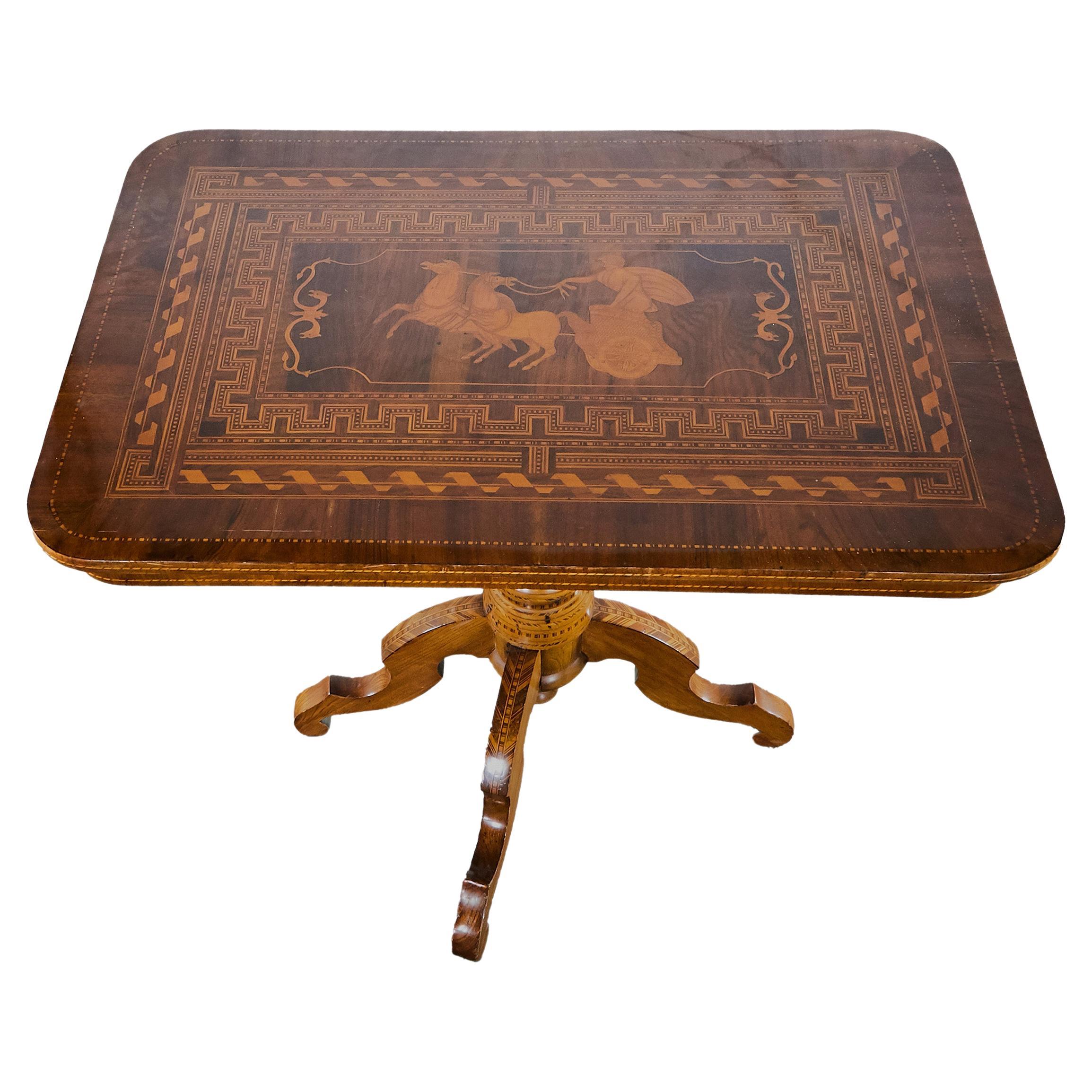 Un morceau d'histoire pour votre maison : Table d'appoint élégante en noyer avec marqueterie