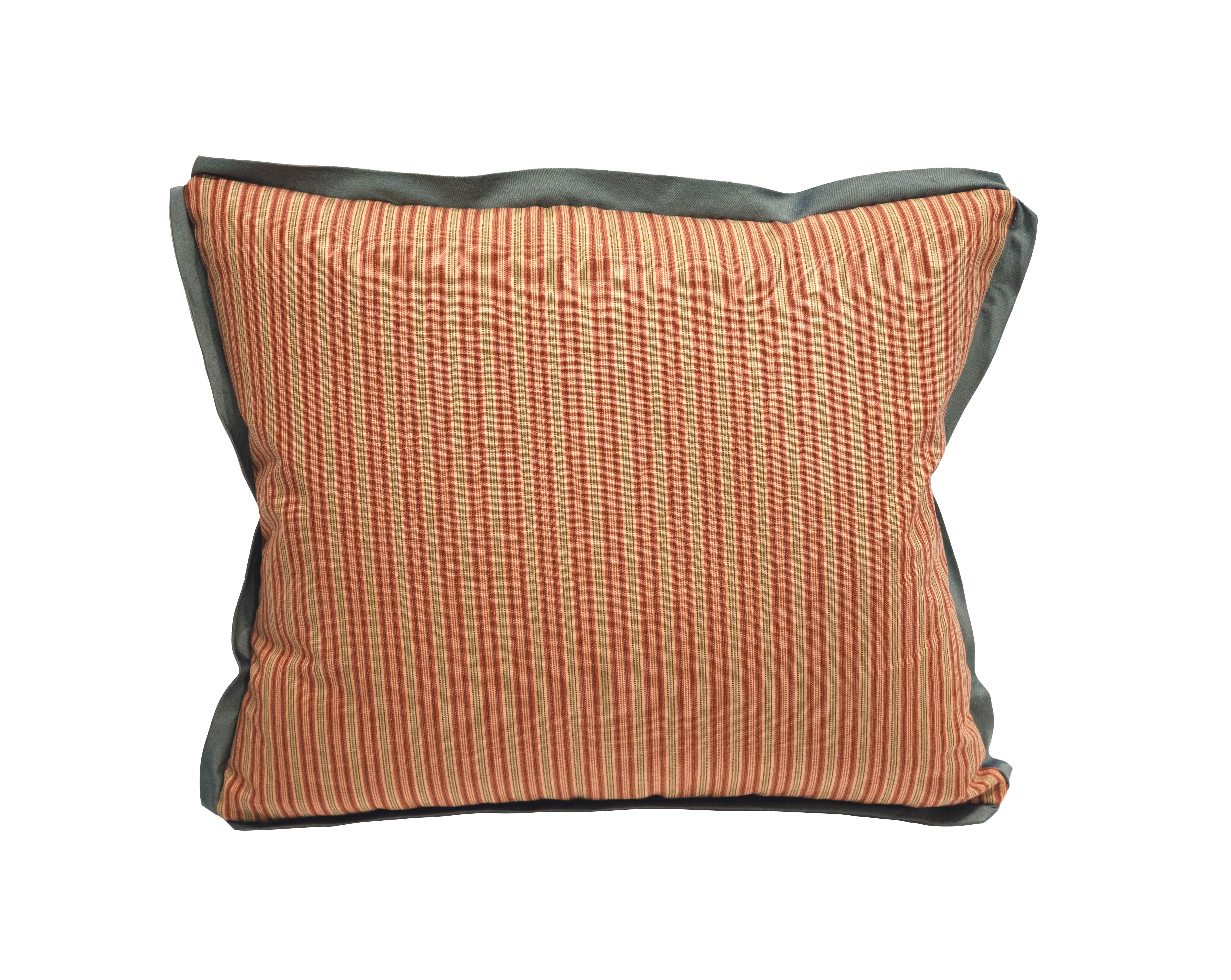 Un cuscino unico nel suo genere con un arazzo svedese vintage tessuto a mano e bordato di seta a righe, con bordi in sbieco blu ardesia e schienale a righe. 