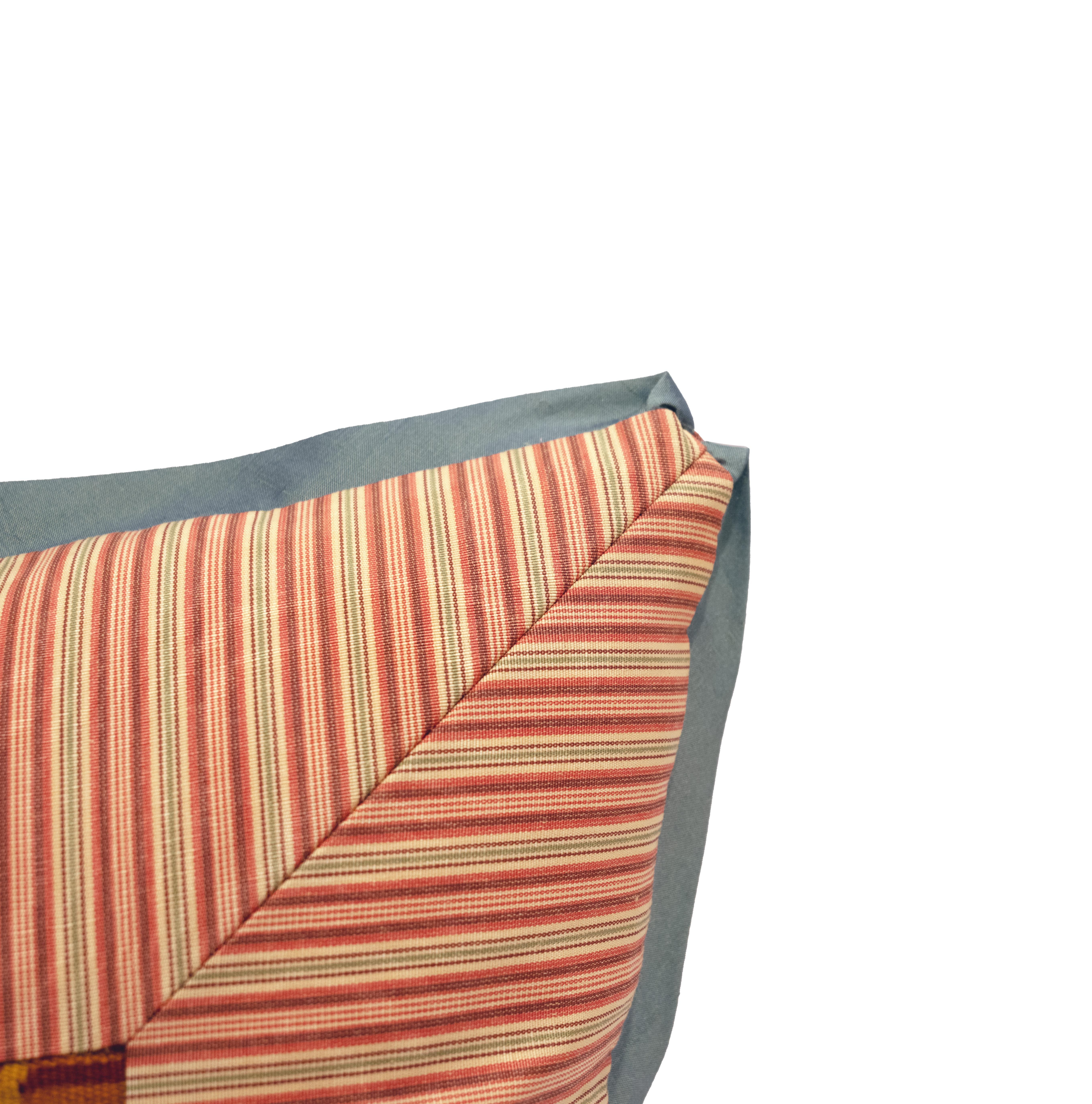 Un cuscino con cuciture e mitrie e un centro di arazzo In condizioni Nuovo in vendita a New York, NY