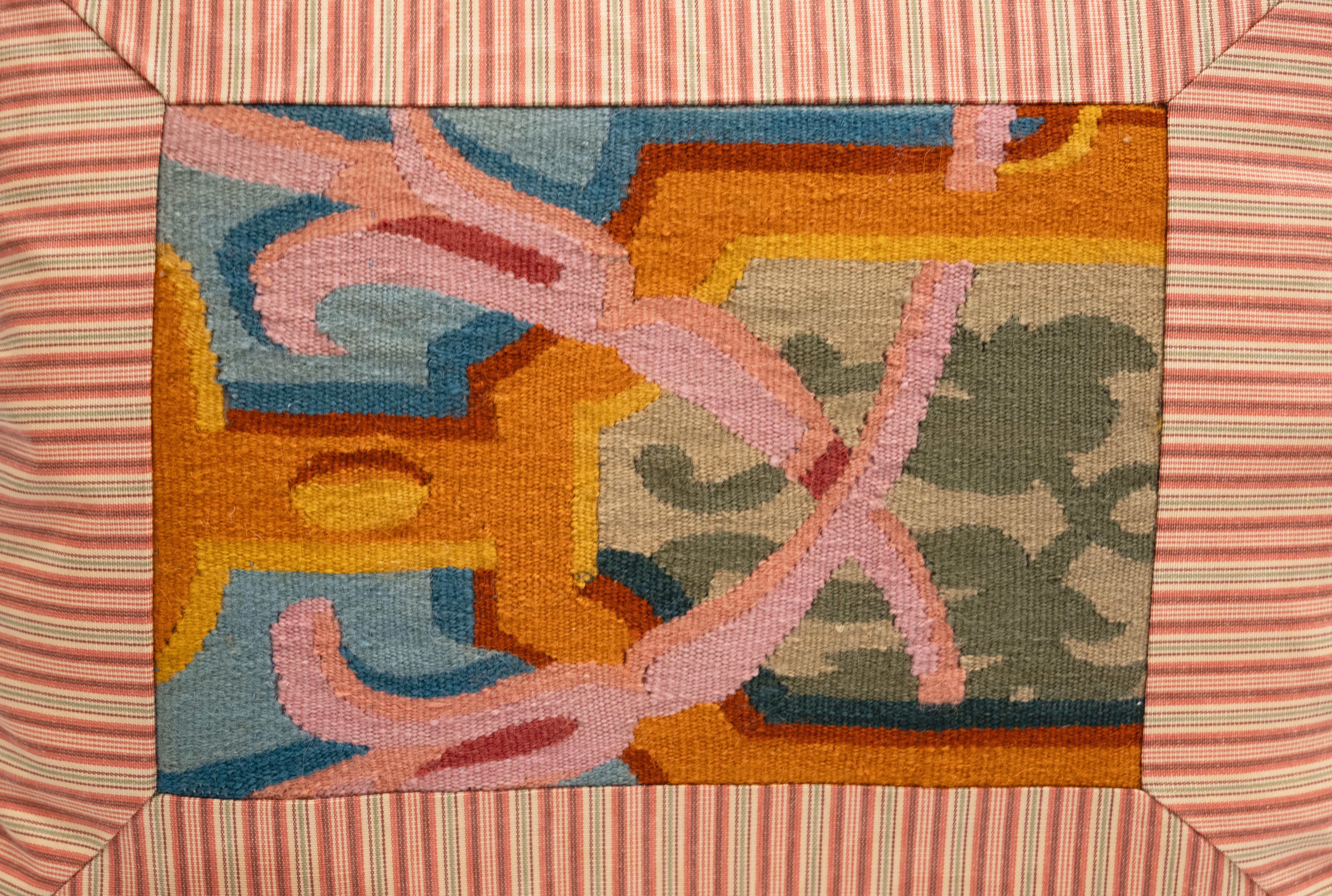 XXI secolo e contemporaneo Un cuscino con cuciture e mitrie e un centro di arazzo in vendita