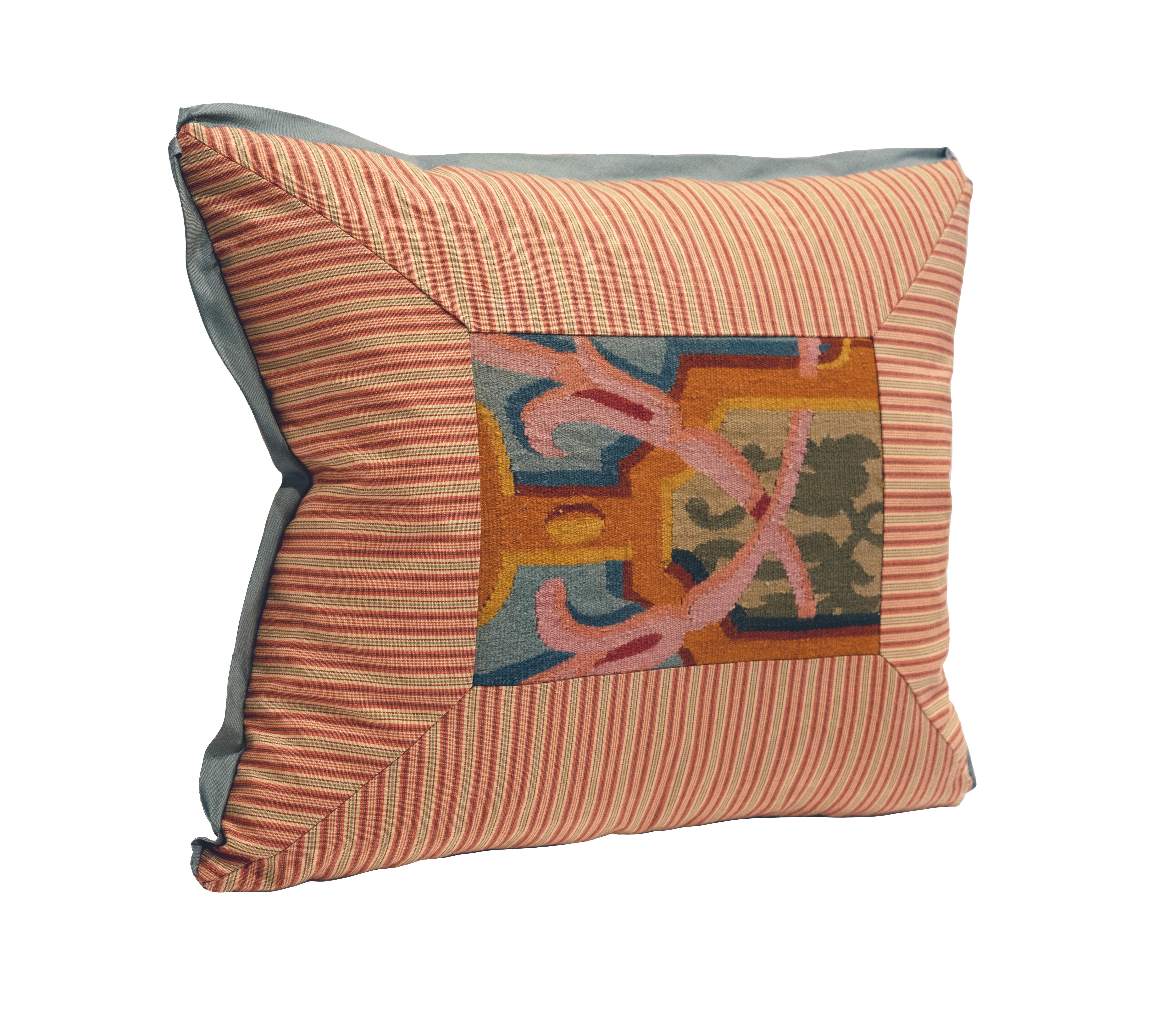 Tessuto Un cuscino con cuciture e mitrie e un centro di arazzo in vendita