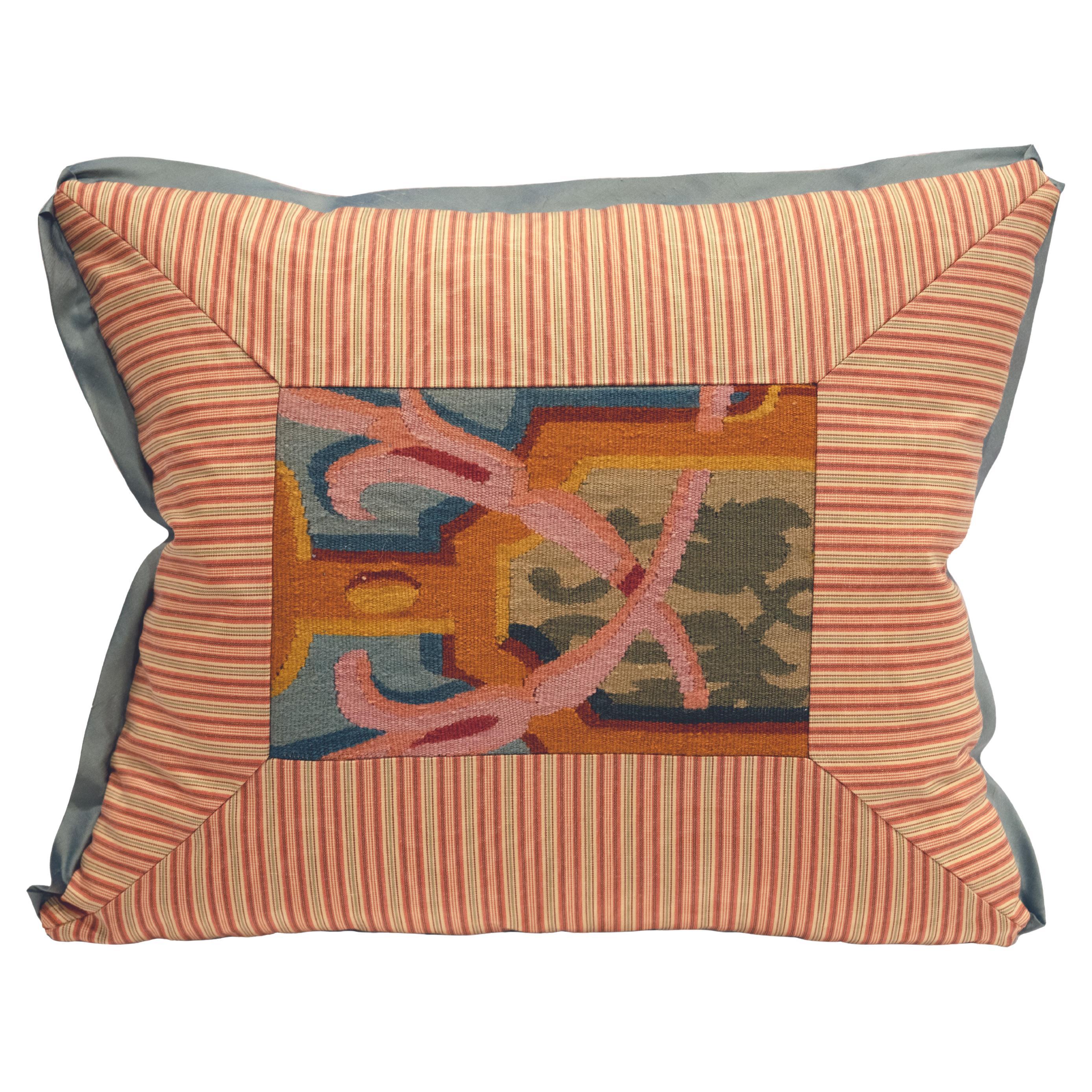 Un cuscino con cuciture e mitrie e un centro di arazzo in vendita