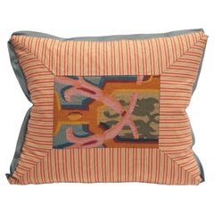 Un cuscino con cuciture e mitrie e un centro di arazzo