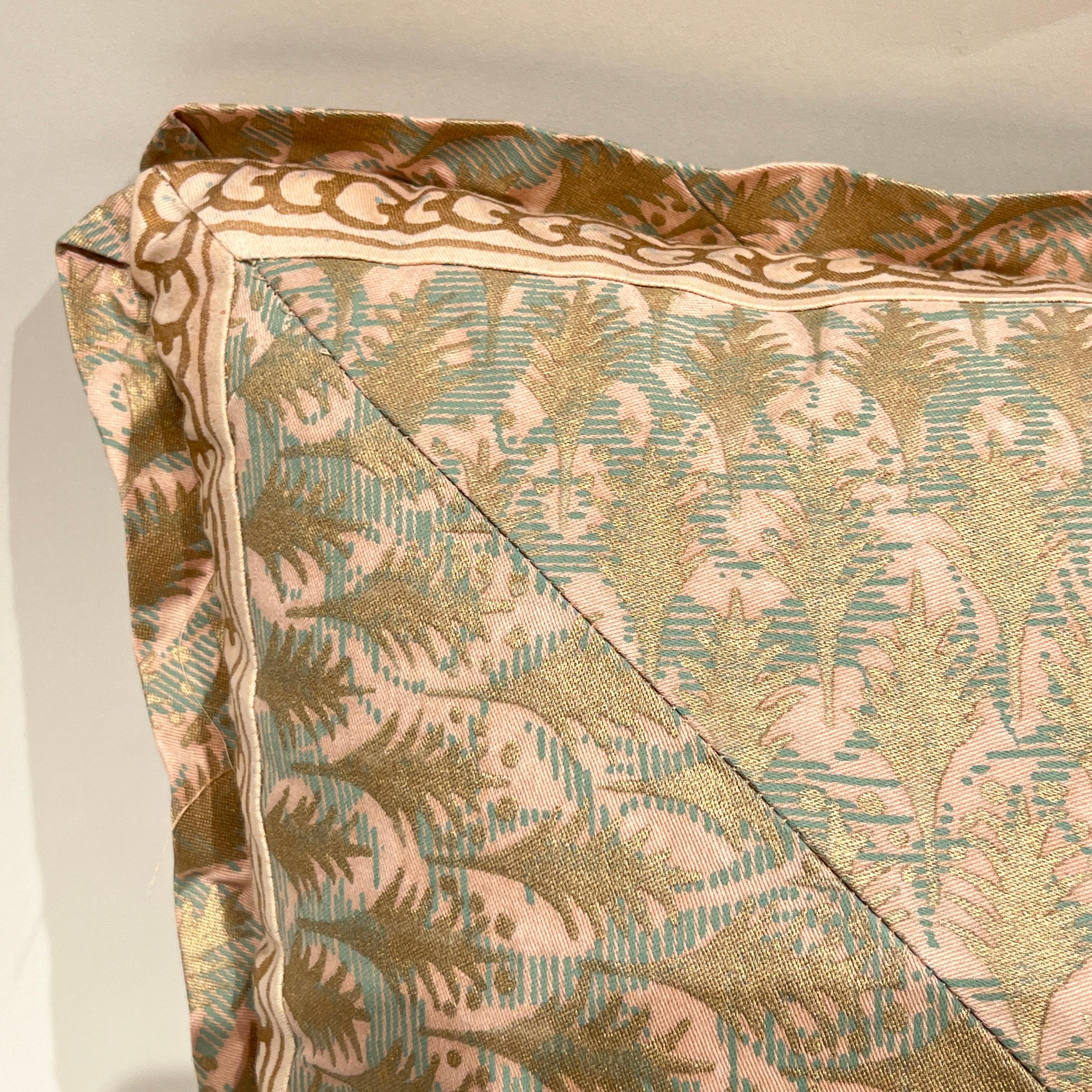 A Pieced and Mitered Fortuny Cushion in the Puimette Pattern In New Condition For Sale In New York, NY