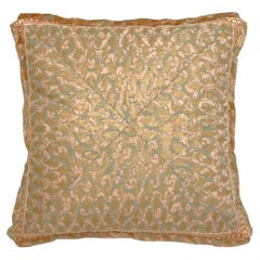 Un coussin Fortuny piqué et moulé dans le motif Puimette
