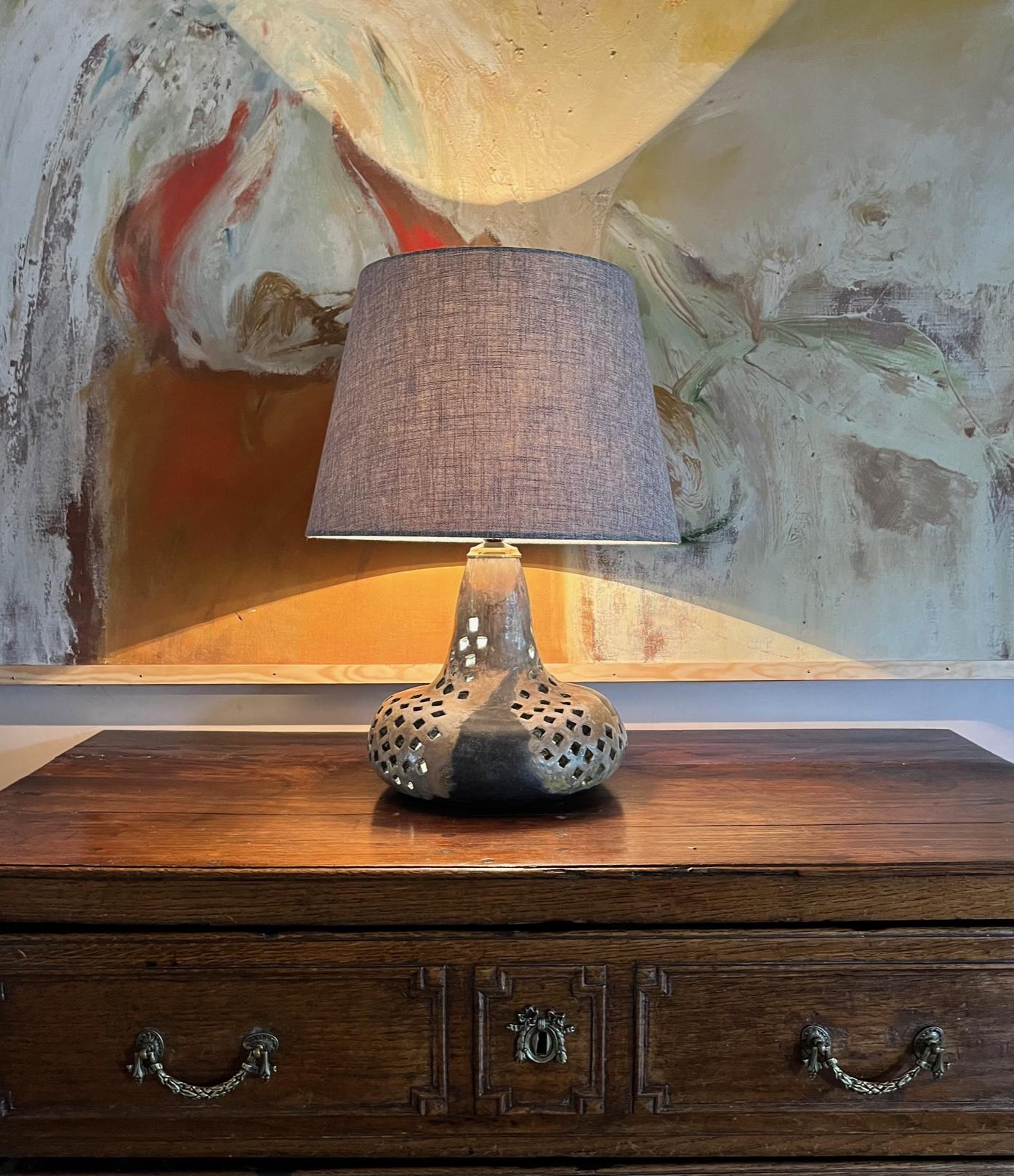 Eine durchbrochene, glasierte Keramiklampe mit innerem Licht. Französisch um 1970 (Moderne der Mitte des Jahrhunderts) im Angebot