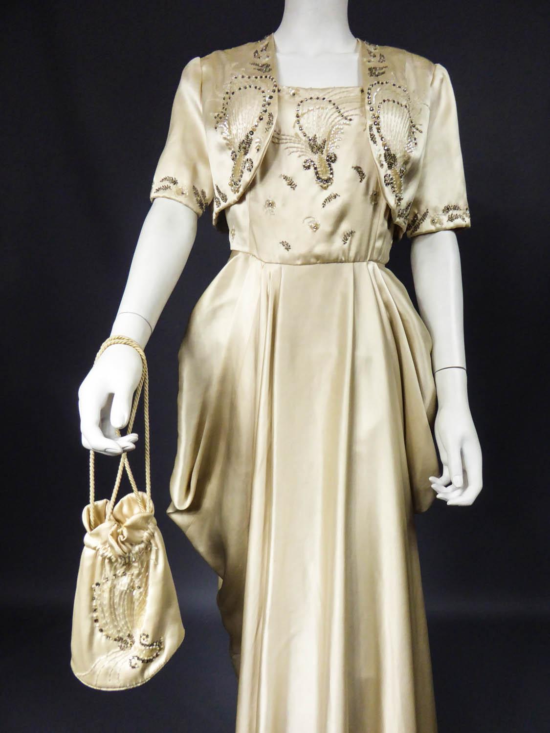 Robe de soirée en satin de Pierre Balmain, Boléro et sac à main Circa 1950 en vente 8