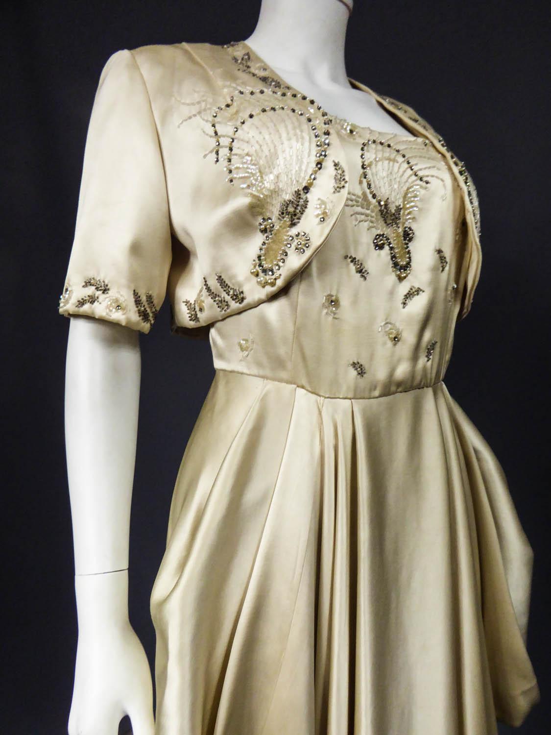 Robe de soirée en satin de Pierre Balmain, Boléro et sac à main Circa 1950 en vente 4