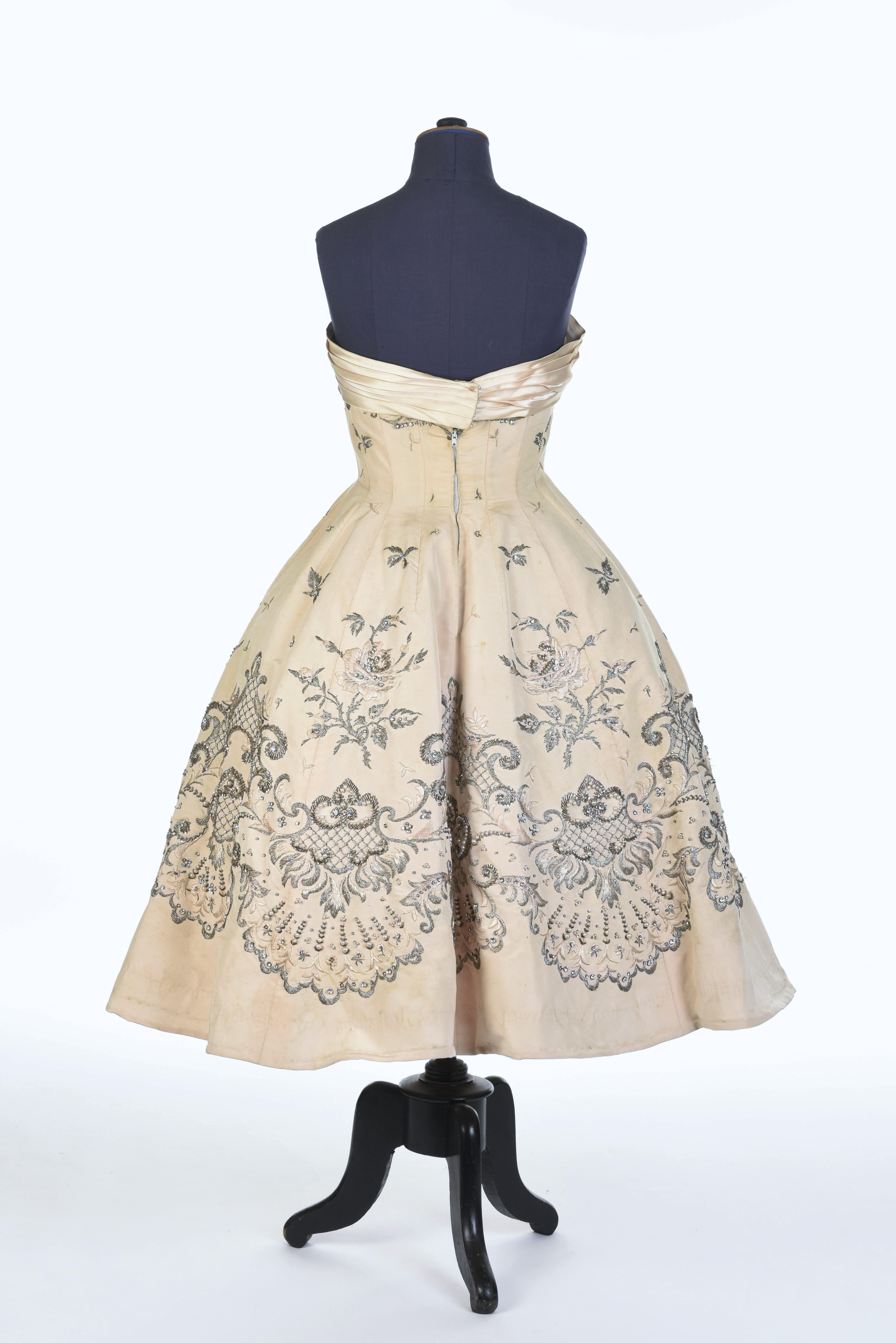 Robe de bal Pierre Balmain Couture en soie crème numérotée 87681, datant d'environ 1955/1957 8