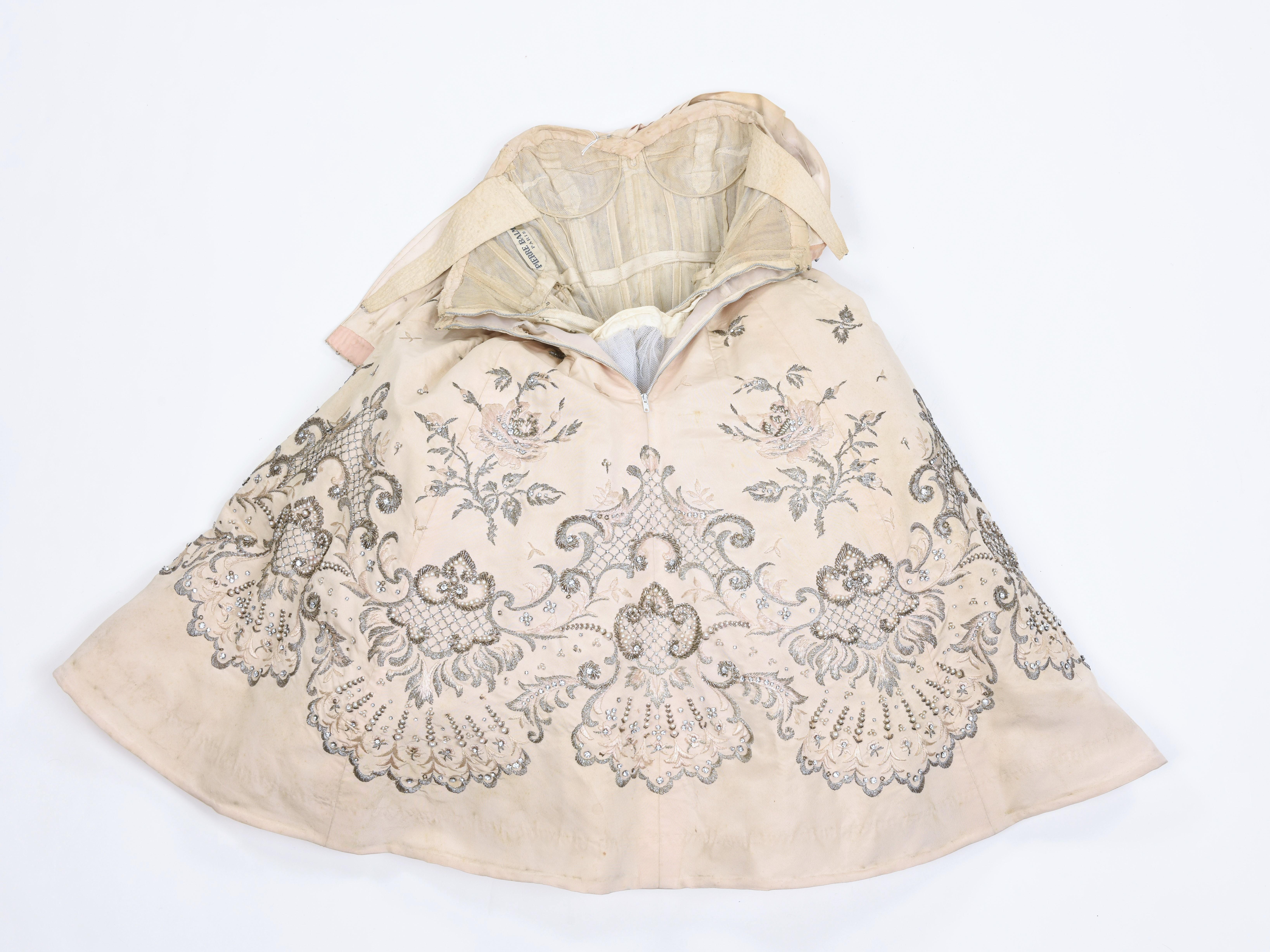 Robe de bal Pierre Balmain Couture en soie crème numérotée 87681, datant d'environ 1955/1957 9