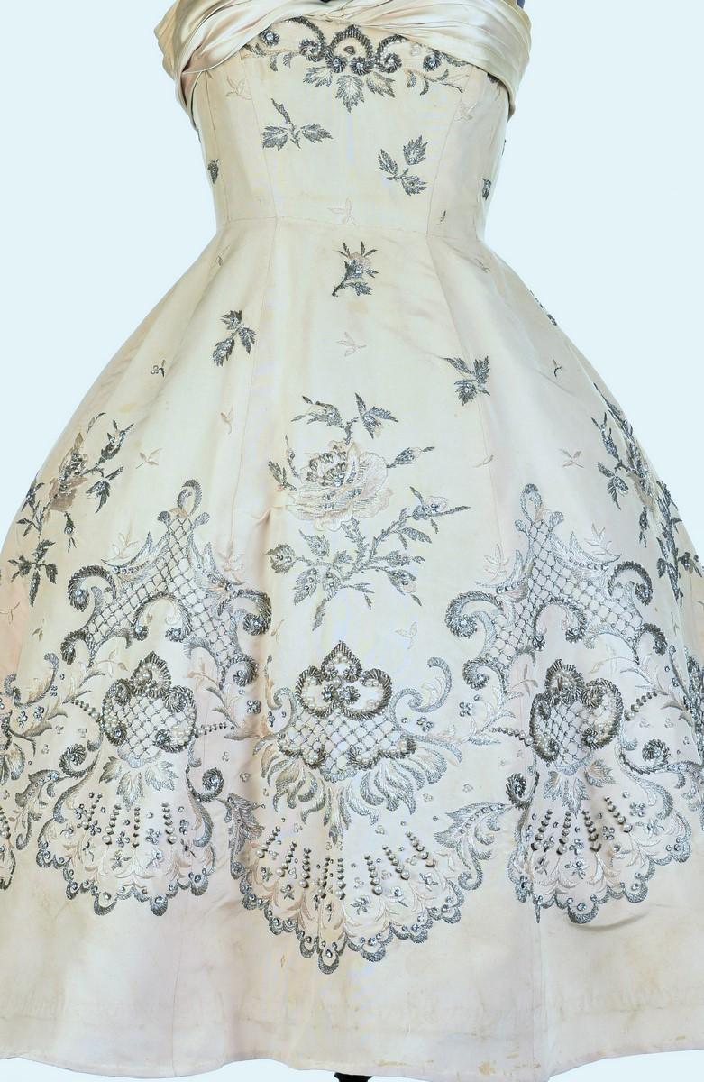 A Pierre Balmain Couture Ballgown numbered 87681 in Cream Silk Circa 1955/1957 7