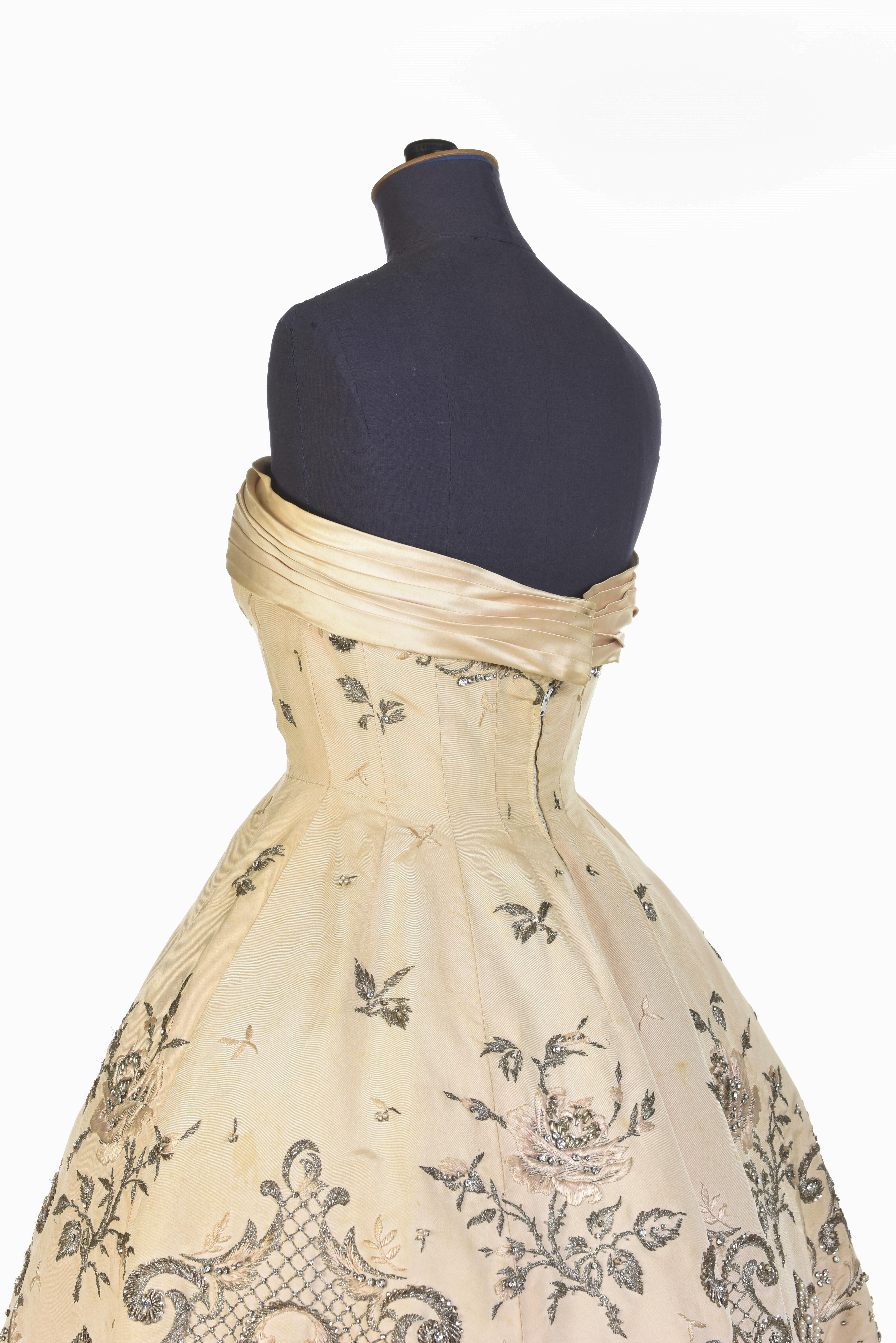Robe de bal Pierre Balmain Couture en soie crème numérotée 87681, datant d'environ 1955/1957 1