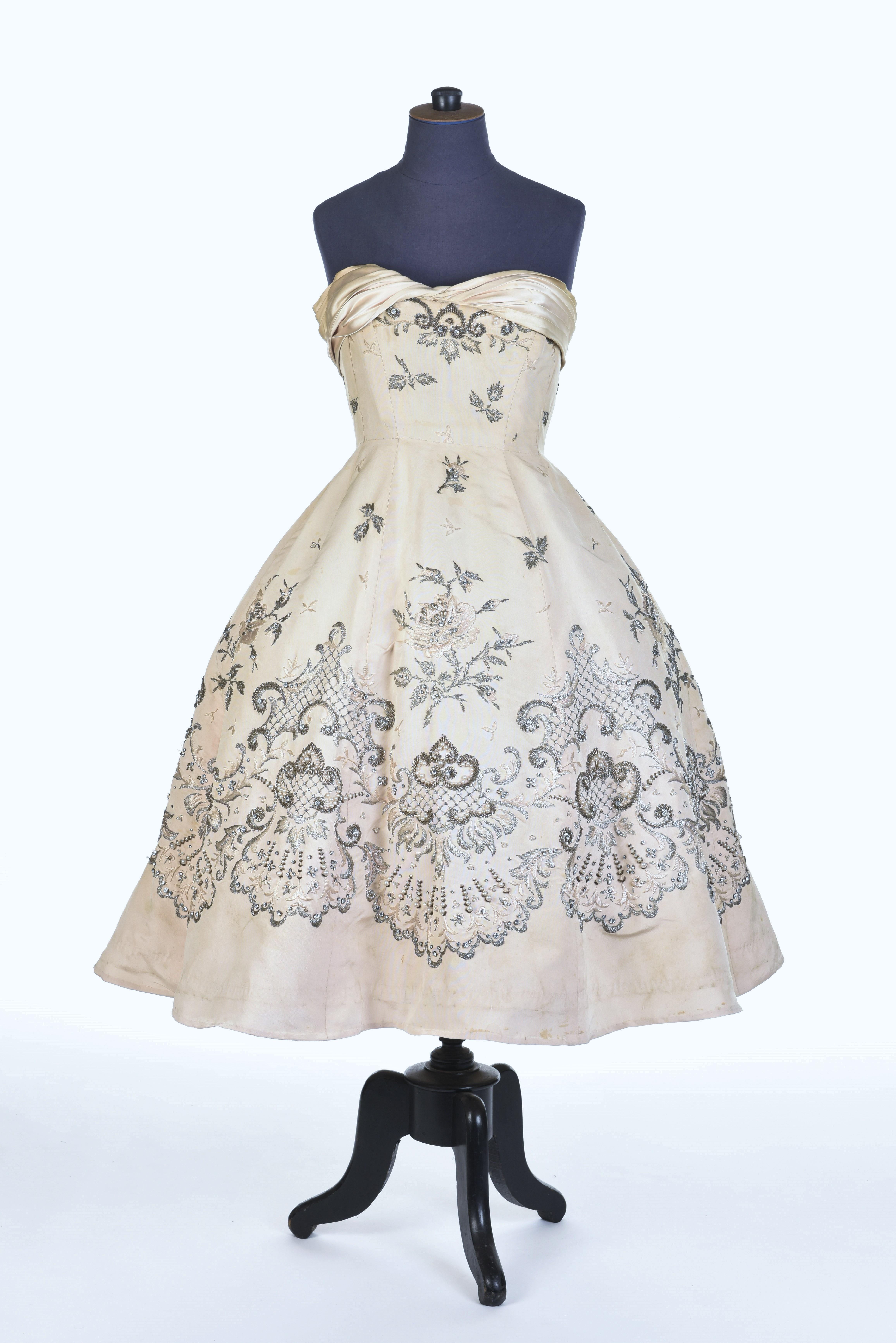 Robe de bal Pierre Balmain Couture en soie crème numérotée 87681, datant d'environ 1955/1957 3