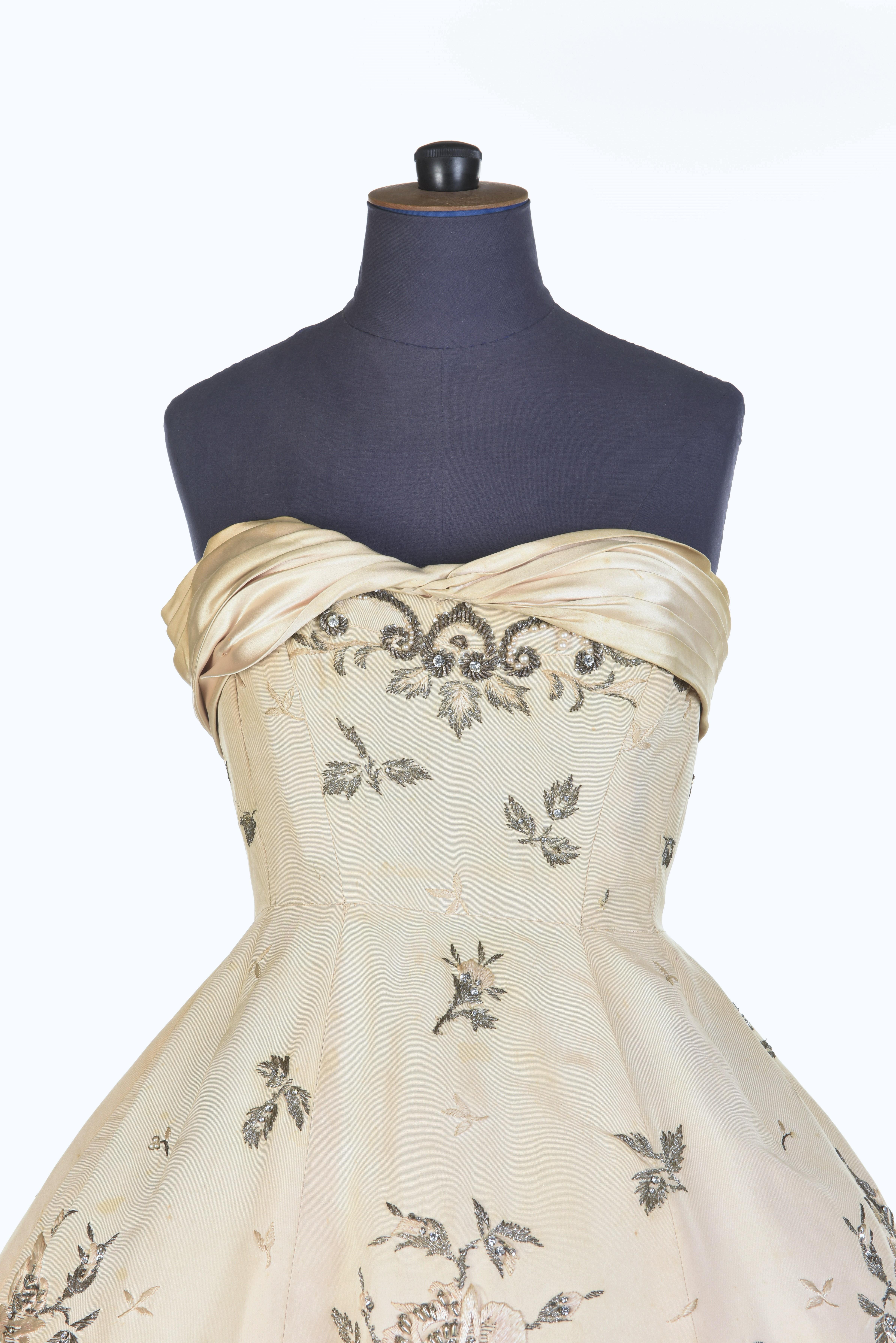 Robe de bal Pierre Balmain Couture en soie crème numérotée 87681, datant d'environ 1955/1957 4