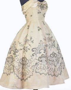 Pierre Balmain Couture Ballkleid nummeriert 87681 in cremefarbener Seide, um 1955/1957