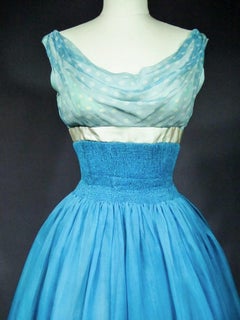 Un vestido de cóctel de gasa de seda turquesa Pierre Balmain Couture- Francia Circa 1958