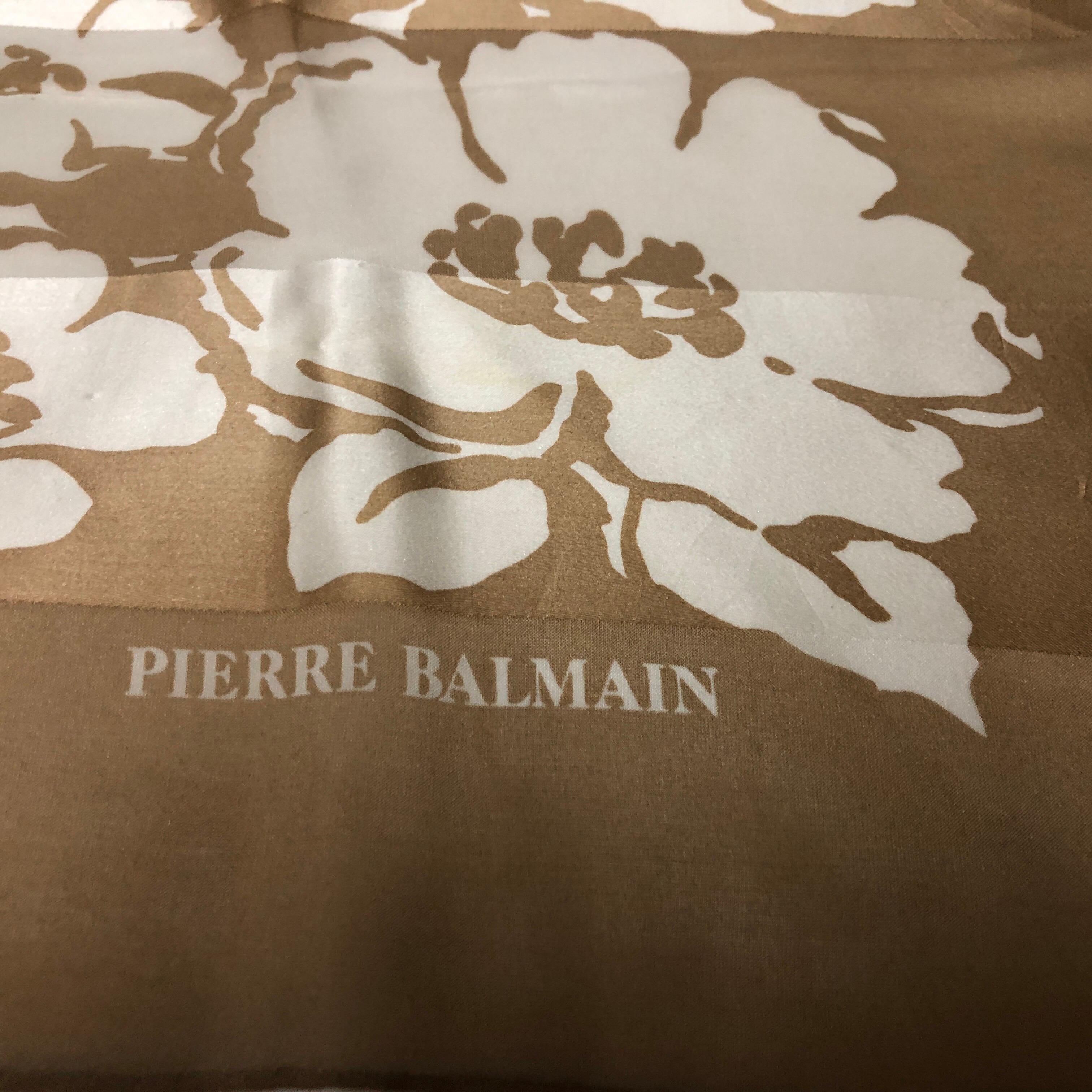 A 1980s Pierre Balmain White and Brown Floral Silk Foulard In Excellent Condition For Sale In Aci Castello, IT
