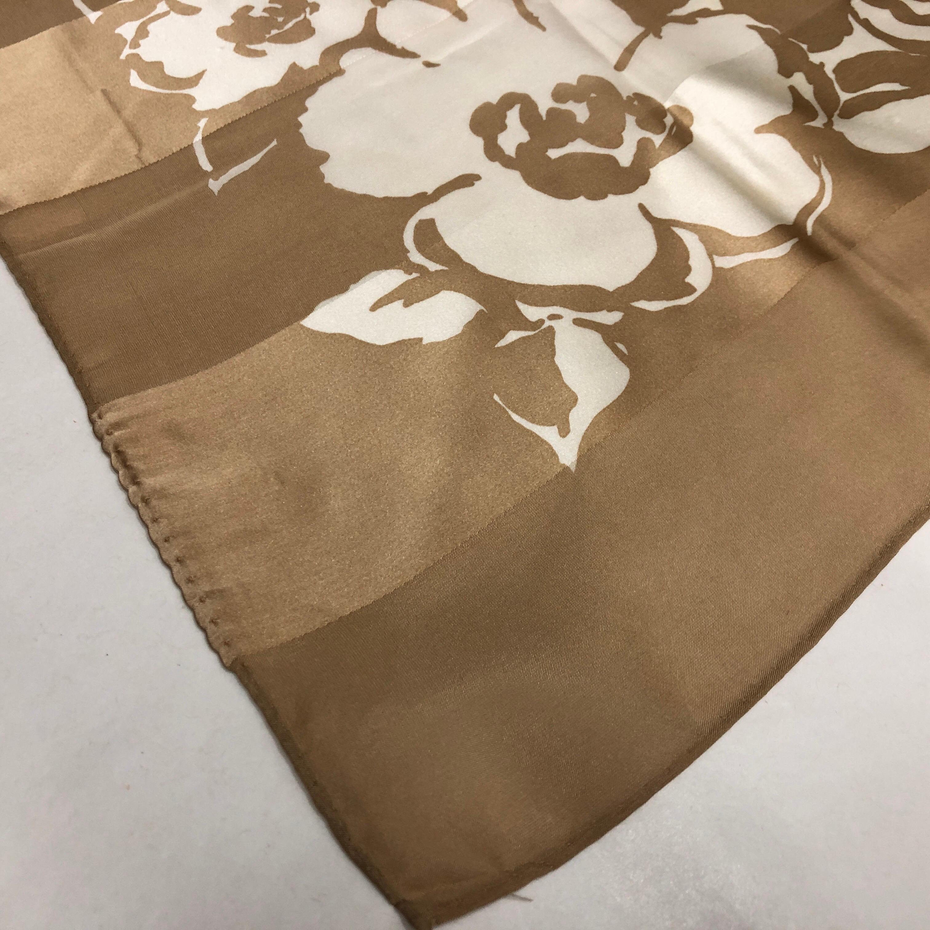 Pierre Balmain Weißer und brauner geblümter Seiden Foulard mit Blumenmuster im Angebot 2