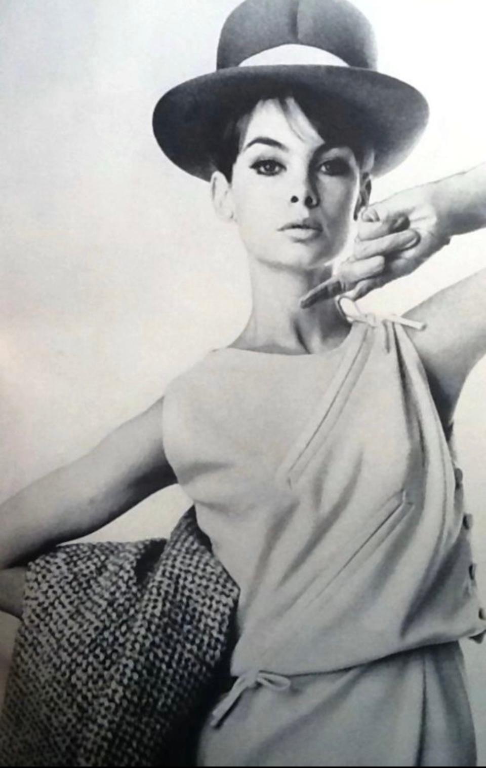 A Pierre Balmain woollen Couture Dress Numbered 182888 - Spring Summer 1963 For Sale 10