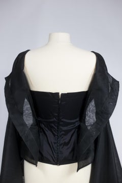 Eine Pierre Cardin Organza-Bluse mit dramatischen Fledermausärmeln CIRCA 1970/1980