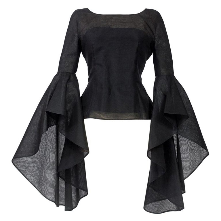 Blusa de organza Pierre Cardin con dramáticas mangas murciélago Circa 1970/1980