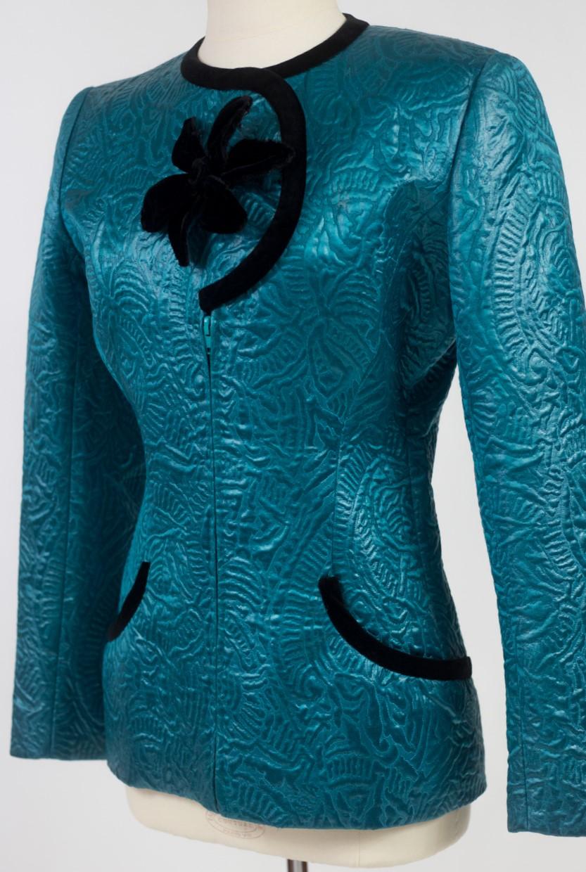 Circa 1985

France

Belle veste de costume en satin cloqué turquoise de Pierre Cardin (attribué à) datant des années 1980. Origine présumée et orale de la garde-robe de Madame Jacqueline de Ribes qui a été célébrée à New York au MET en 2016 avec
