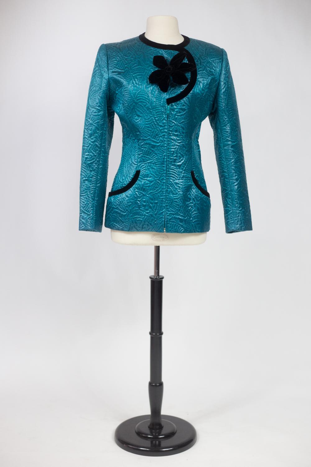 Bleu Veste en soie paddée Pierre Cardin de la garde-robe de Jacqueline de Ribes Circa 1985 en vente