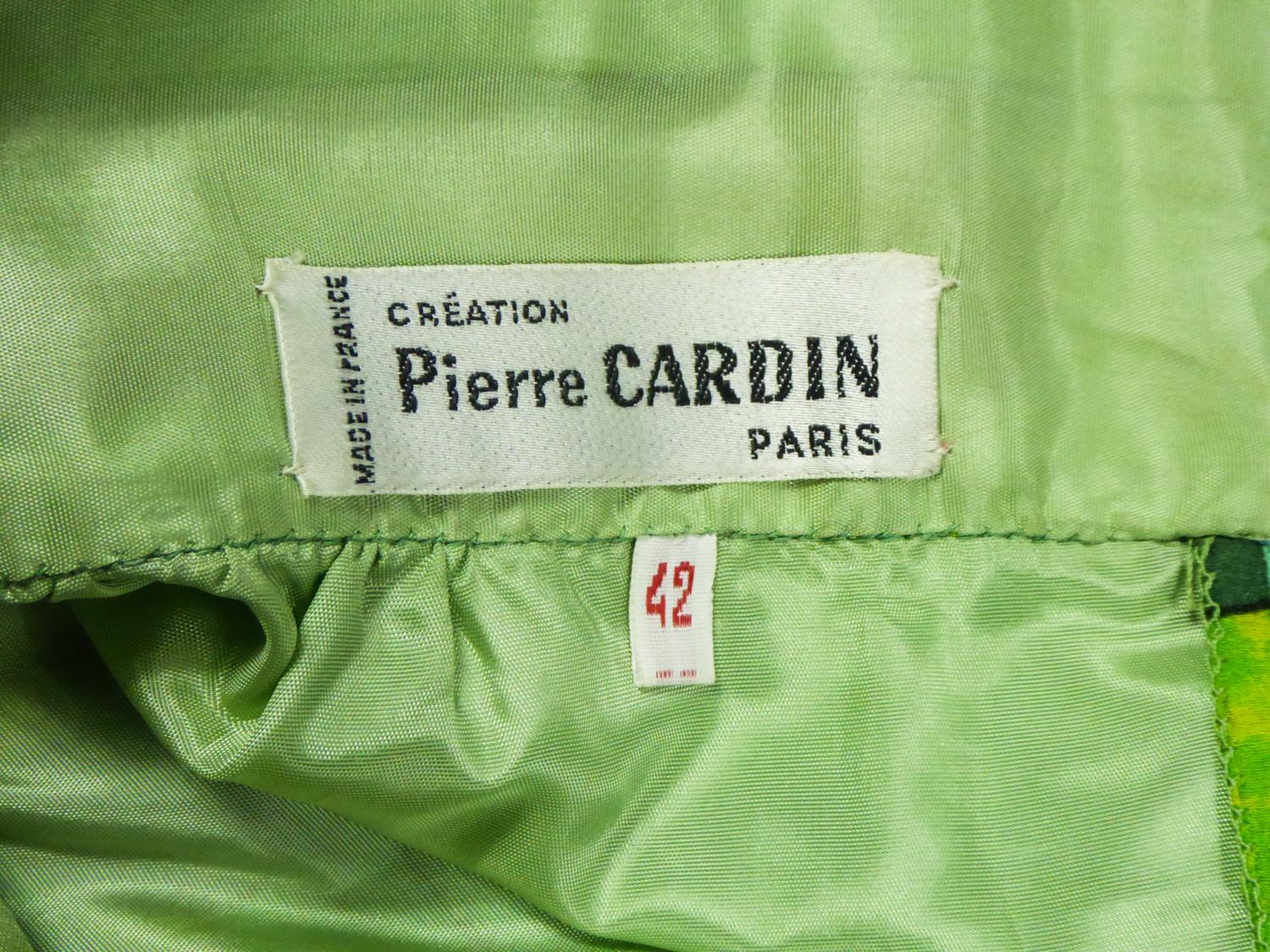 Bleu Une jupe de Pierre Cardin en crêpe de soie imprimé Circa 1980 en vente