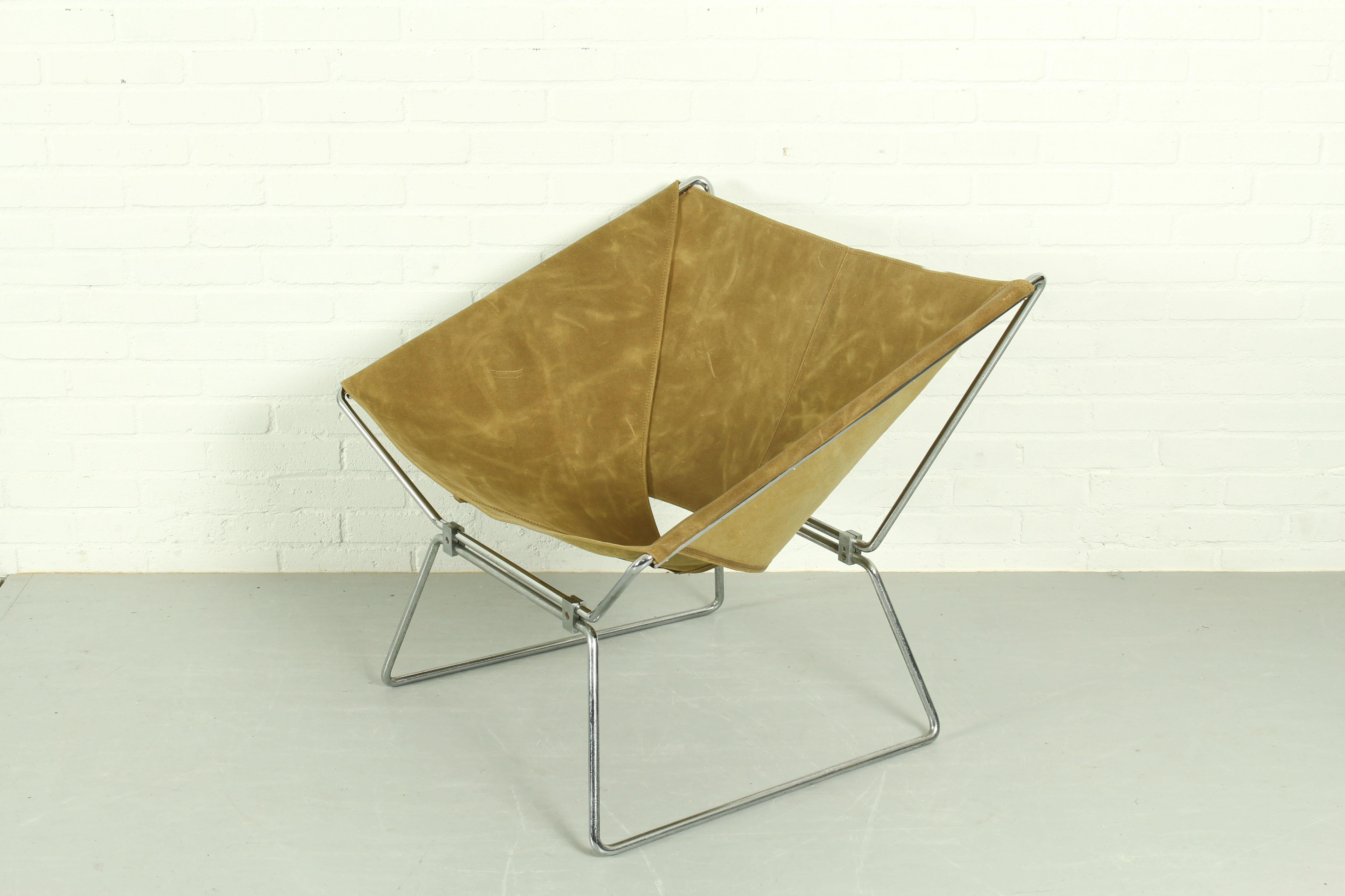 Magnifique chaise Anneau conçue par Pierre Paulin et produite par le fabricant néerlandais AP Polak. Ce modèle est également connu sous le nom d'AP 14. La belle armature métallique, presque architecturale, soutient l'écharpe en cuir. Nouvelle