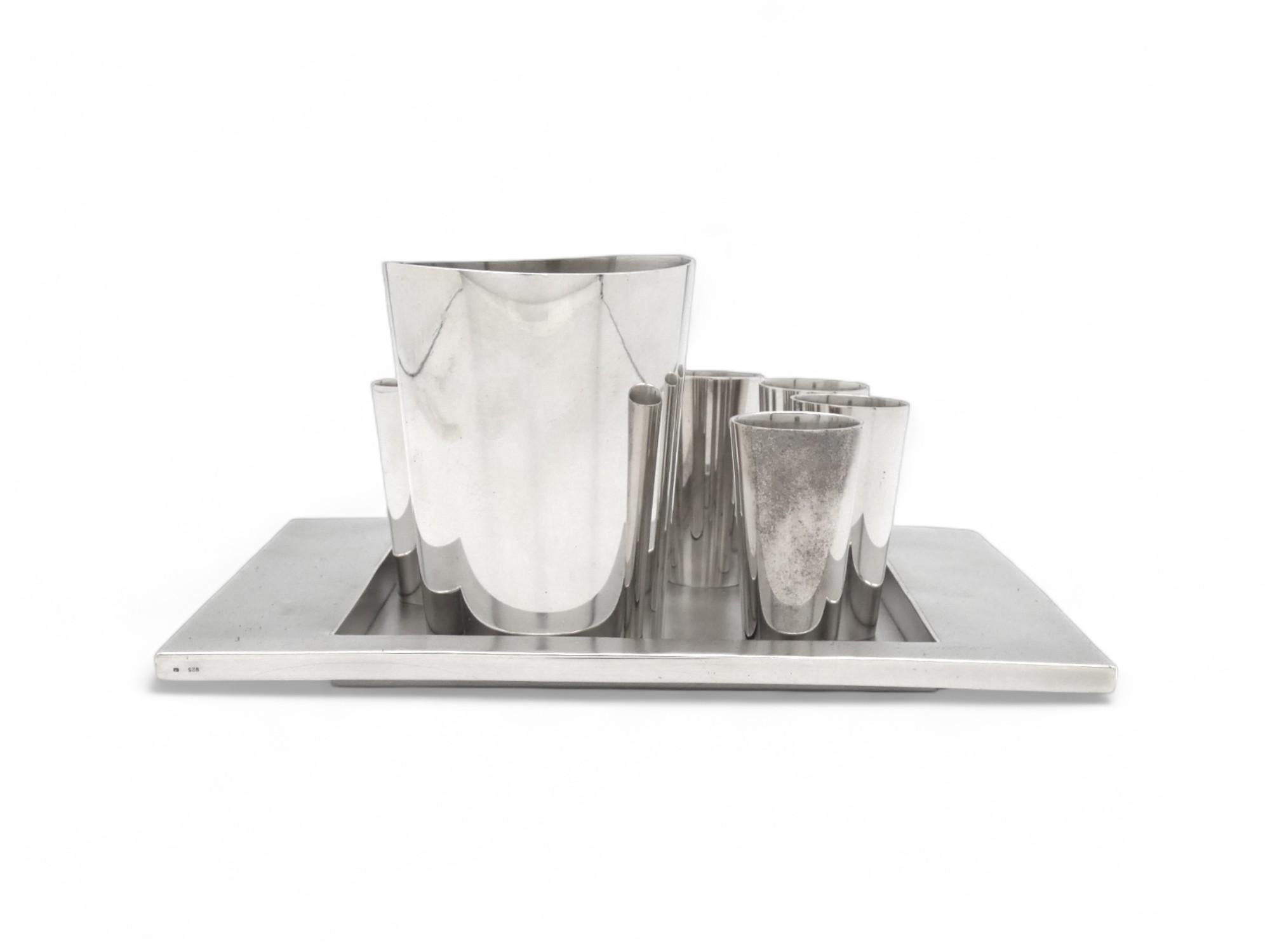El Juego de Copas de Kiddush de Plata de Piet Cohen, de Amsterdam, de 1997, representa una iteración moderna de un objeto ceremonial judío tradicional con un notable toque artístico. Piet Cohen, renombrado diseñador y orfebre holandés, es conocido